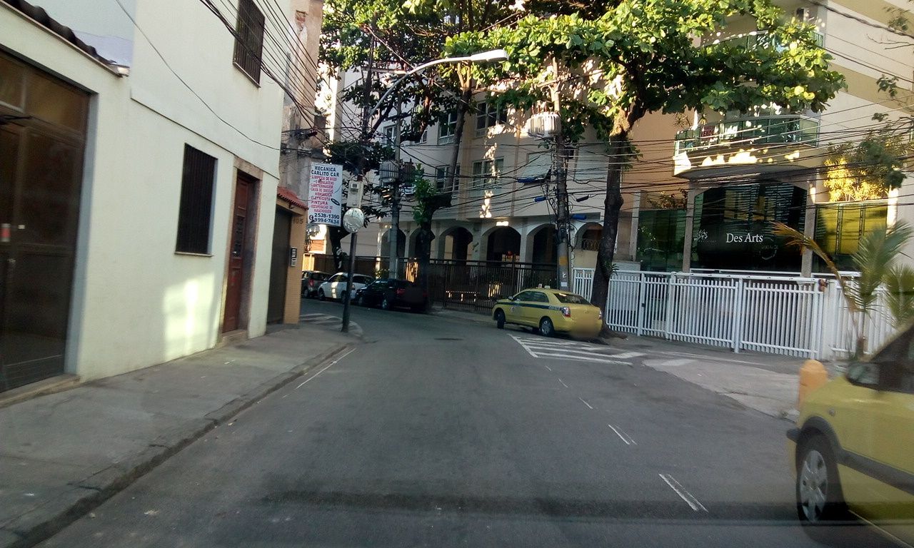 Street-level view near Centro Auditivo Telex, Botafogo