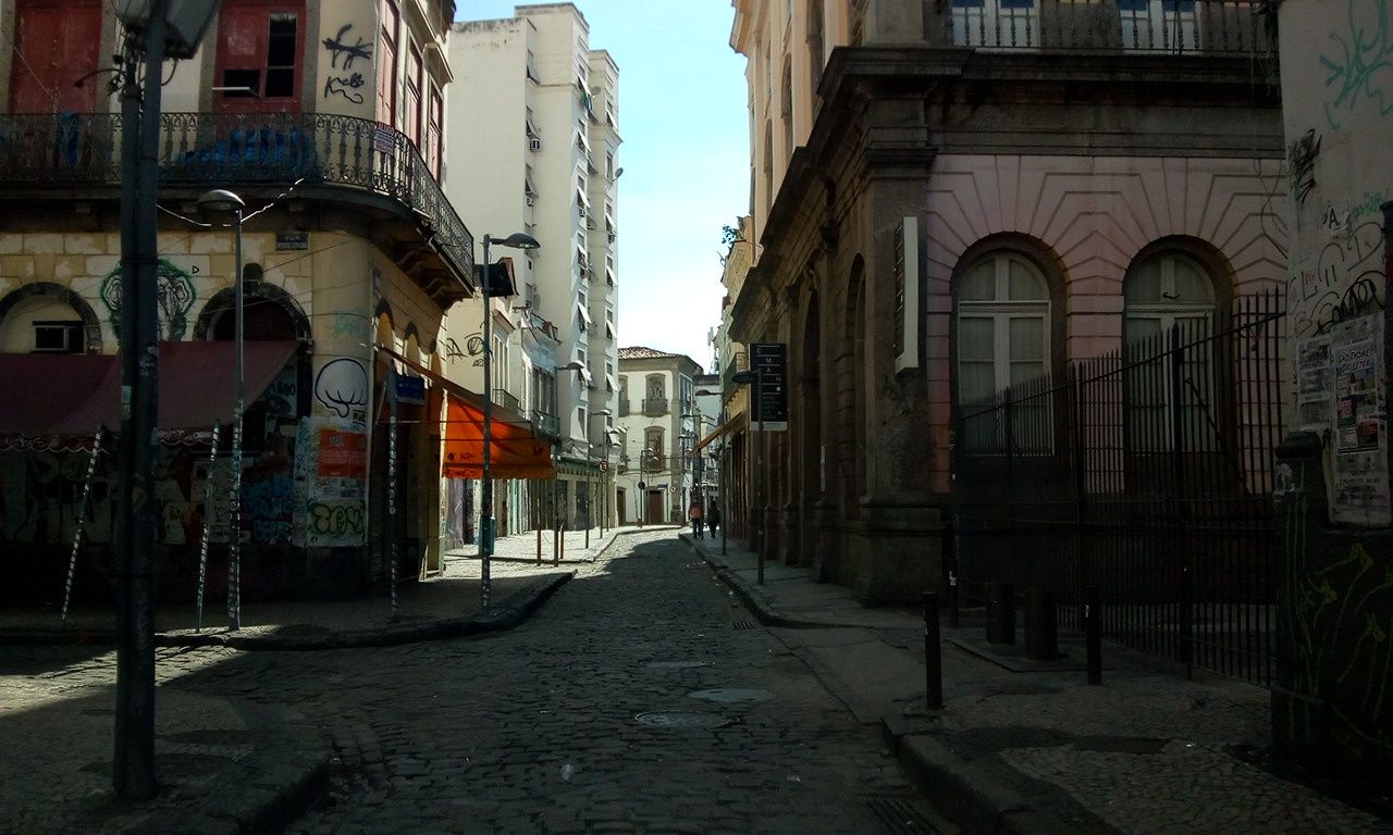 Street-level view near Centro Municipal de Arte Hélio Oiticica, Centro