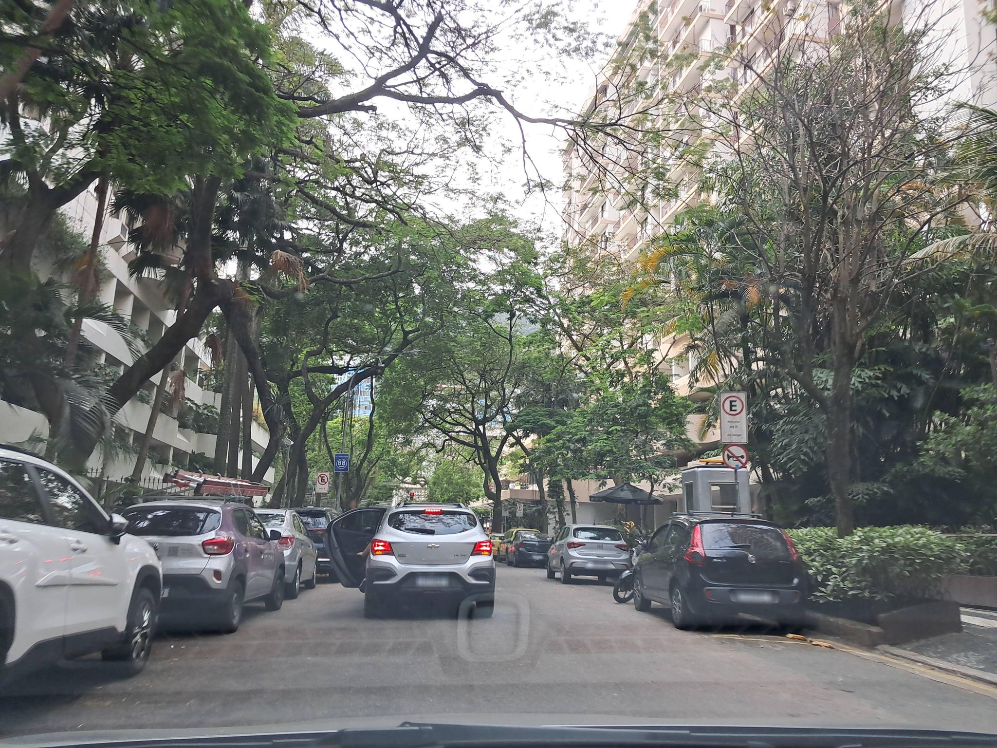 Street-level view near Chabwick, Gávea
