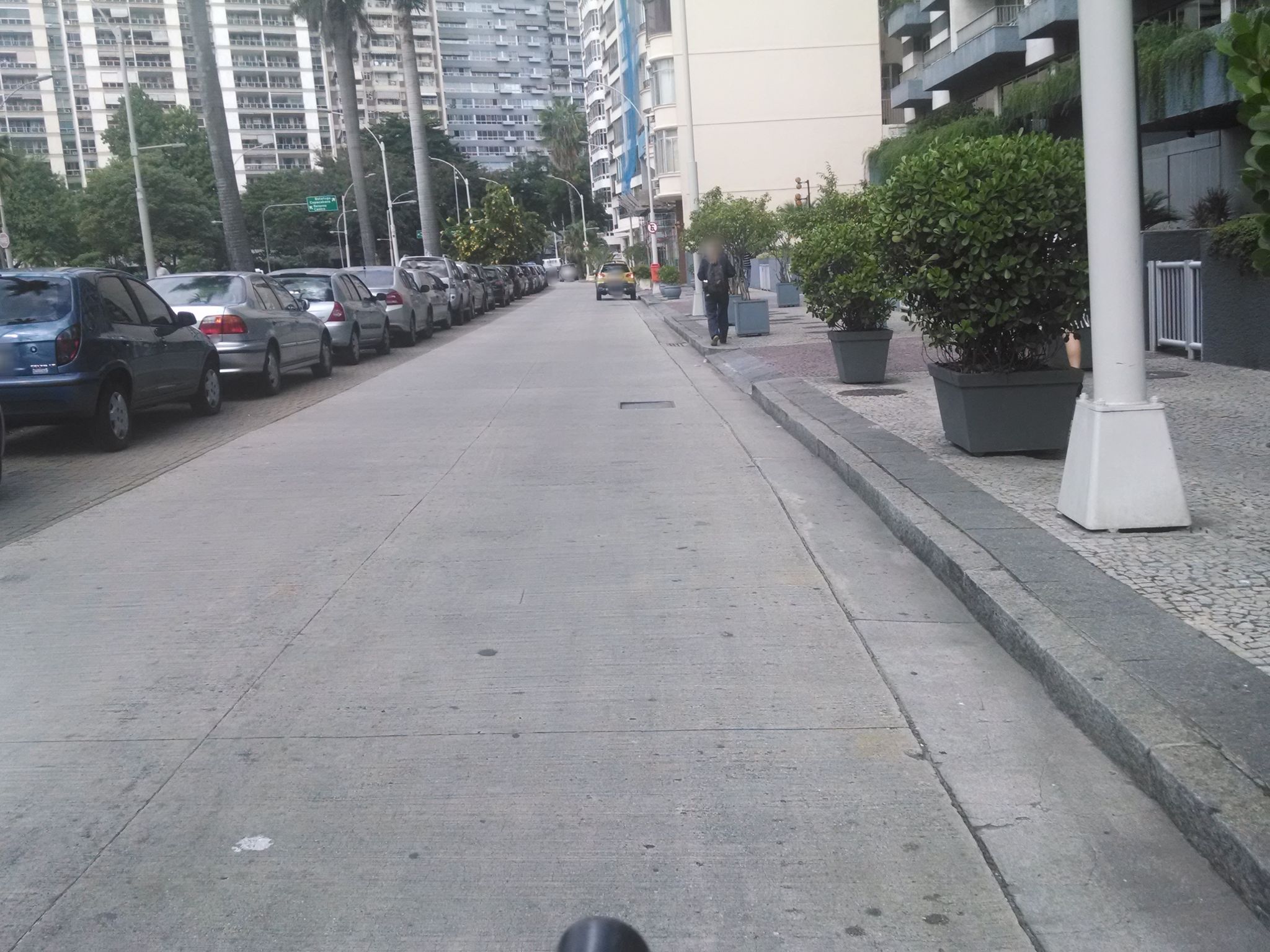 Street-level view near Charles Bandelaire, Flamengo