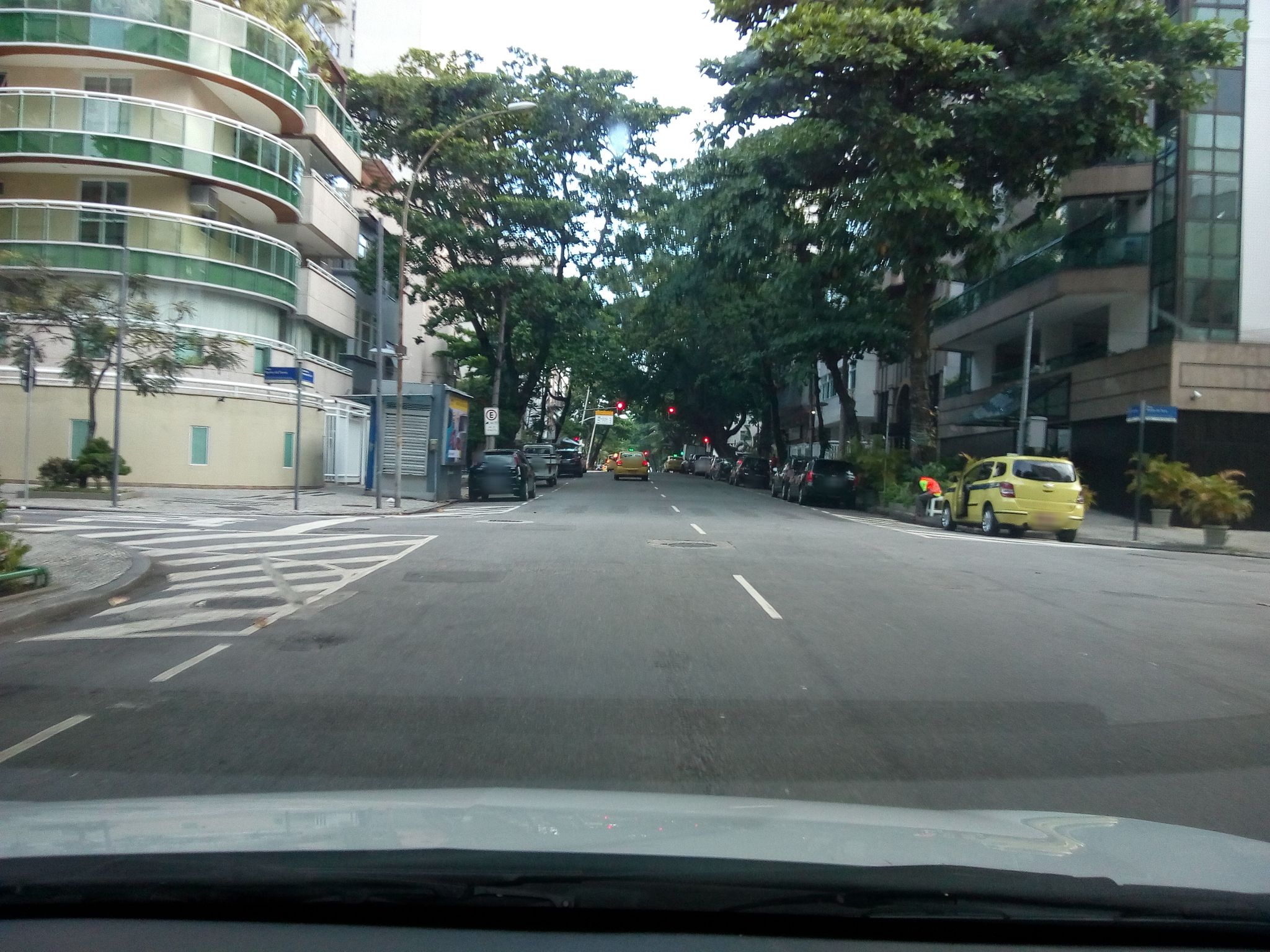 Street-level view near Chatean Du Baron, Ipanema