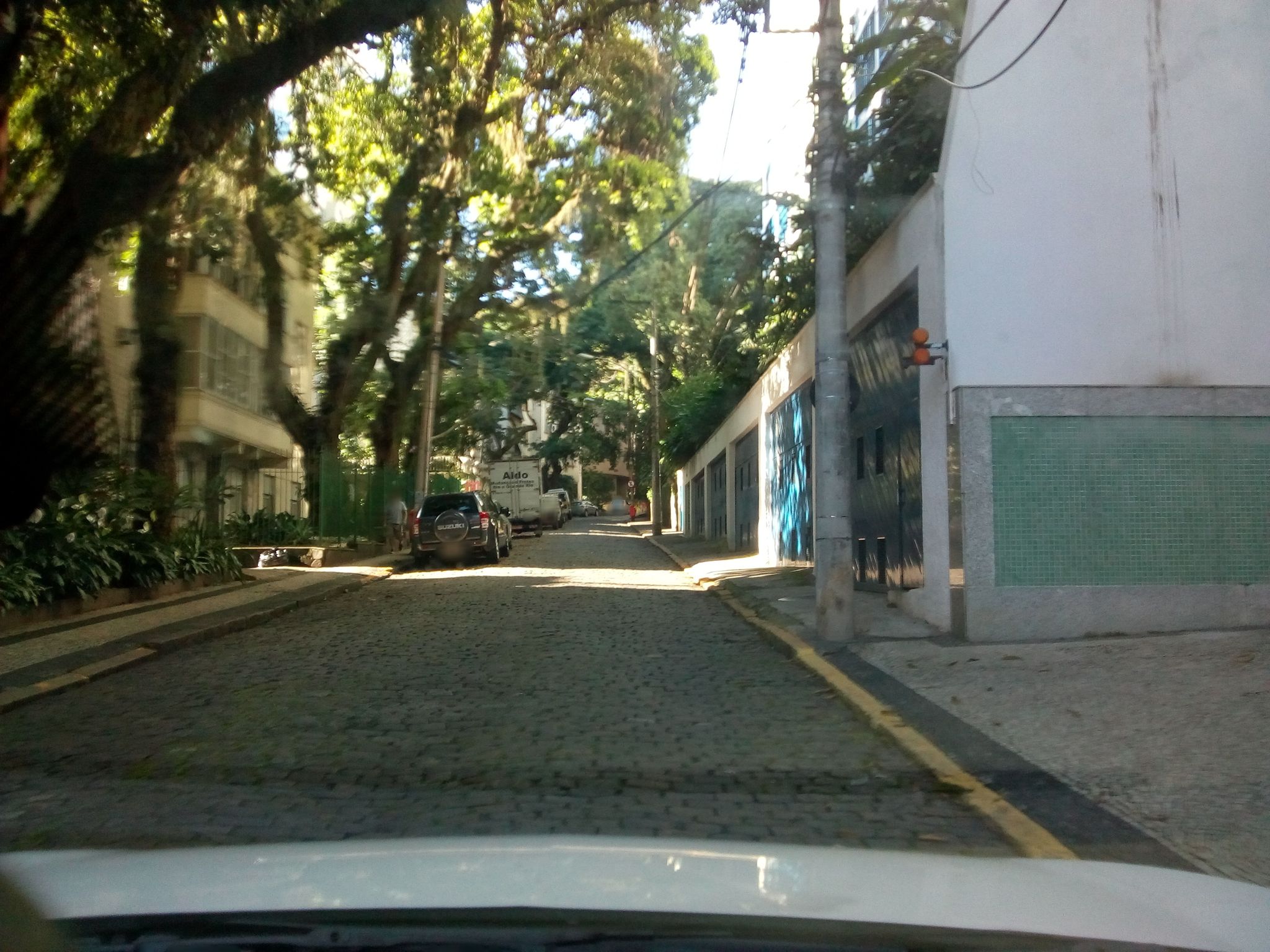 Street-level view near Chateau de La Comtesse, Leblon