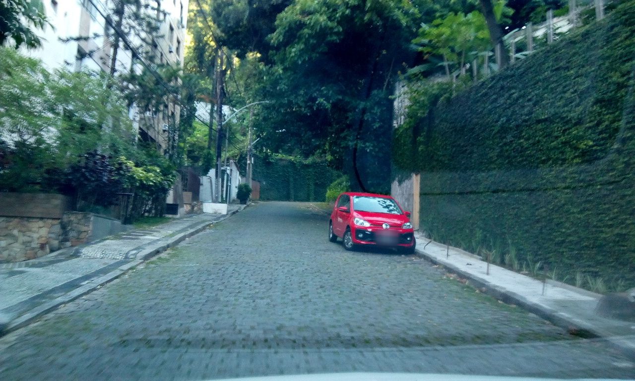 Street-level view near Chaumont, Lagoa