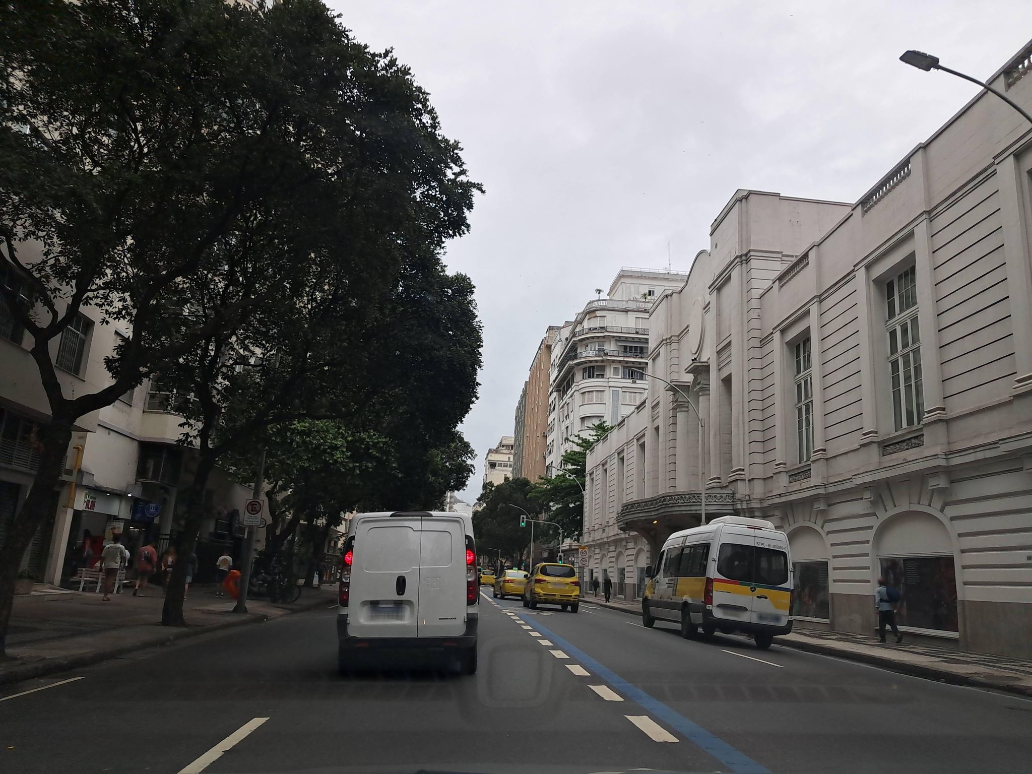 Street-level view near Cia Hotéis Palace, Leme