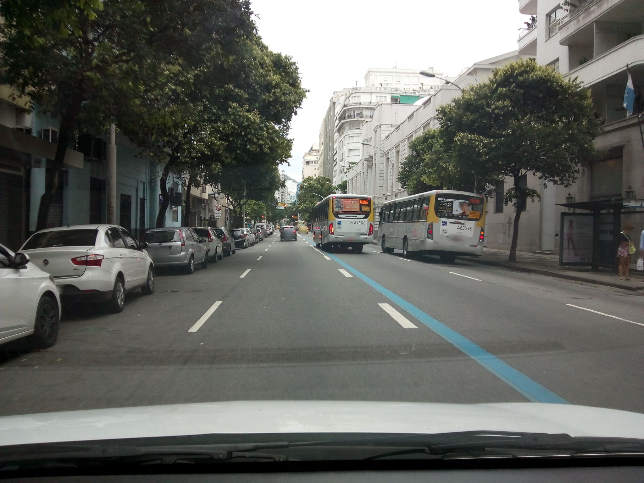 Street-level view near Cia Hotéis Palace, Copacabana