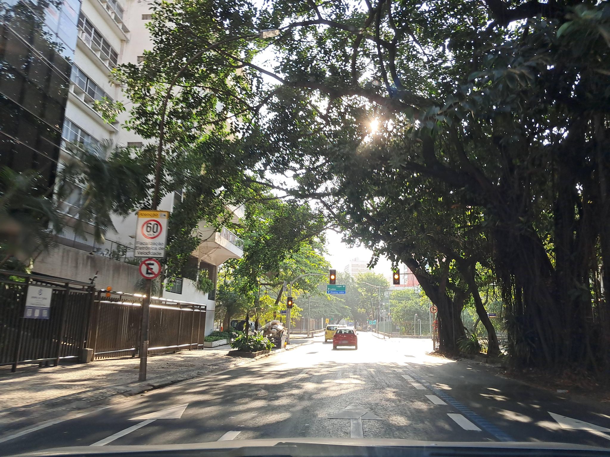 Street-level view near Cincerro, Leblon