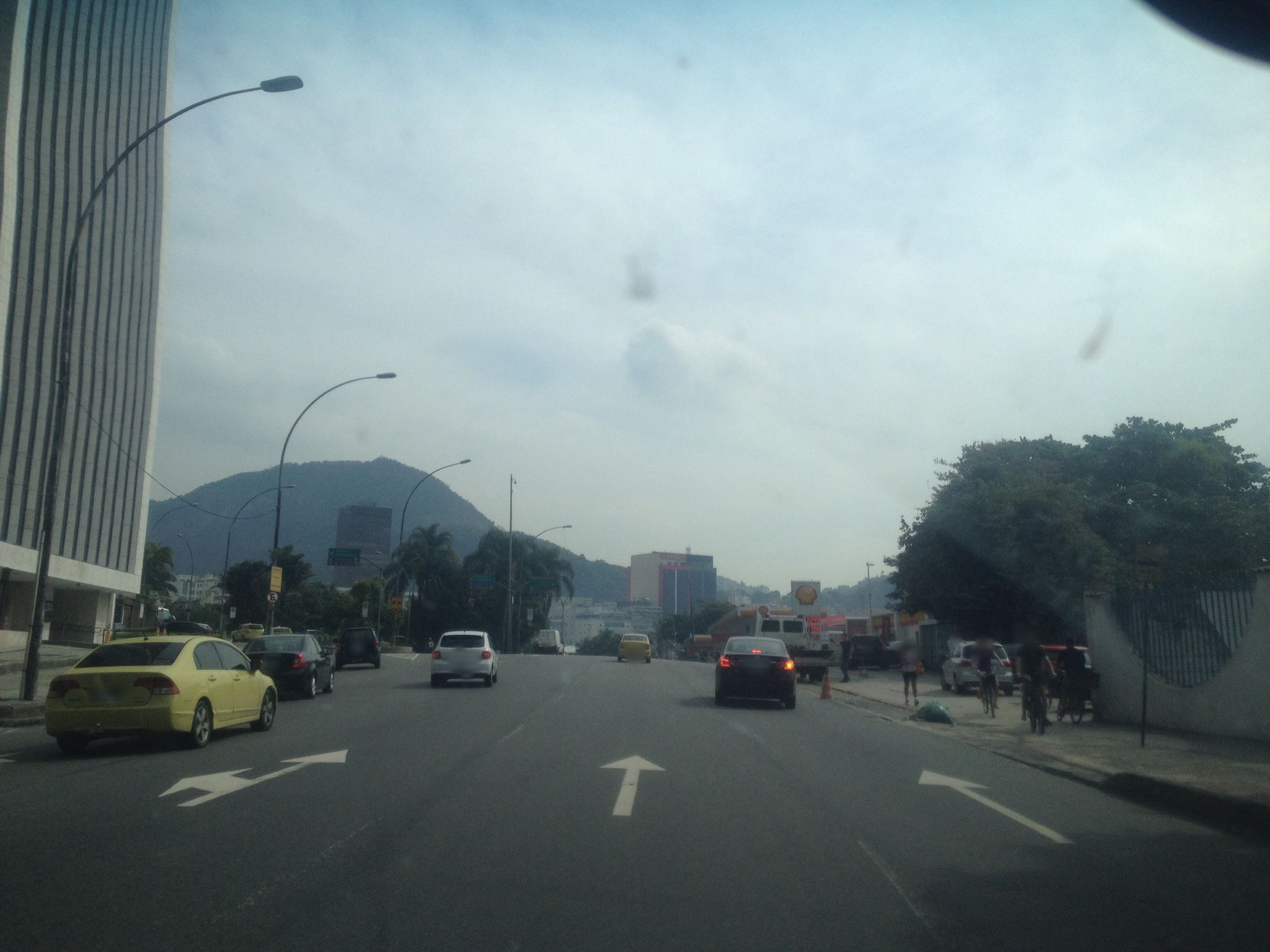 Street-level view near Cipaso Empresa de Petróleo, Urca