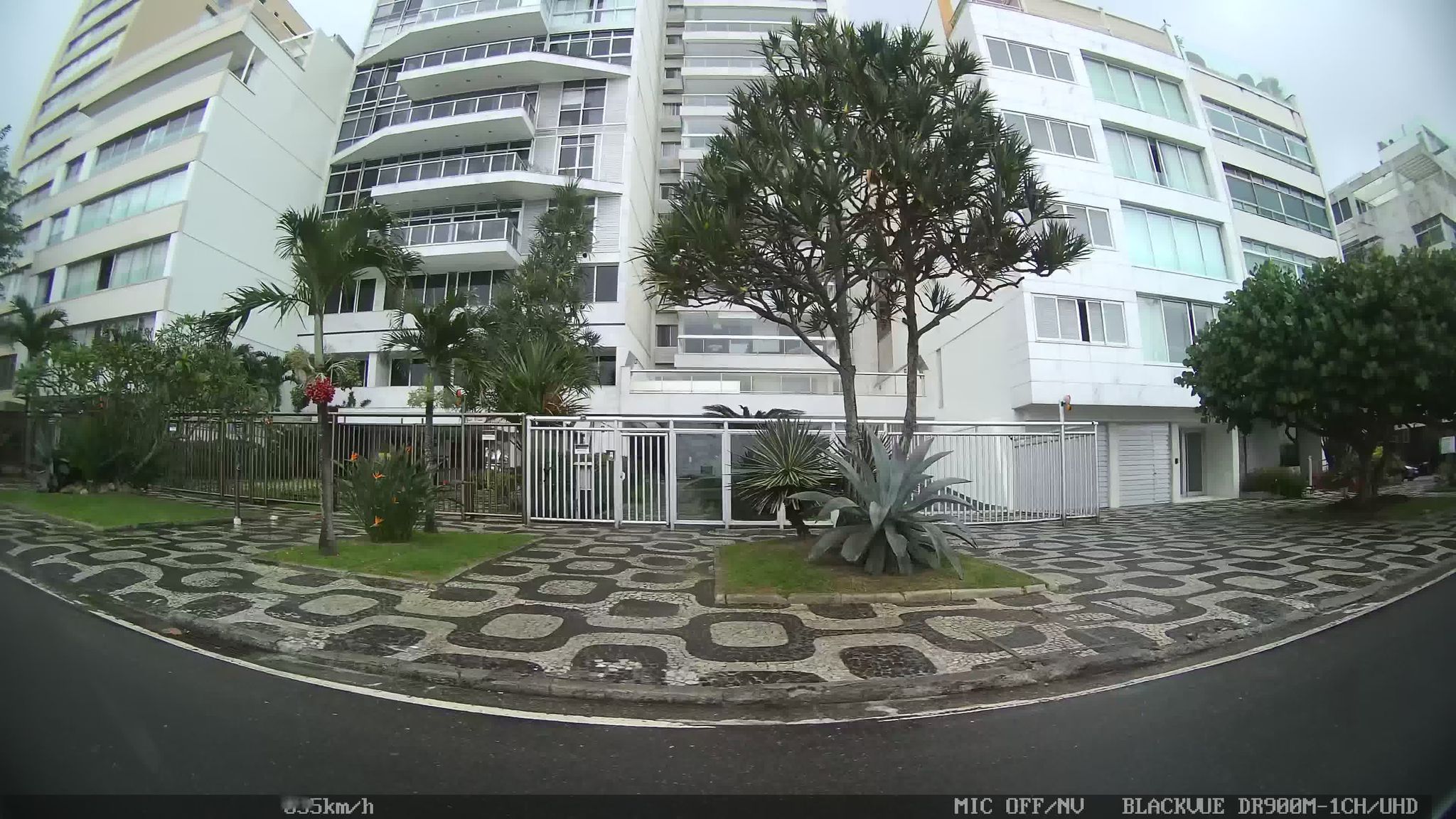 Street-level view near Claude Debussy, Ipanema