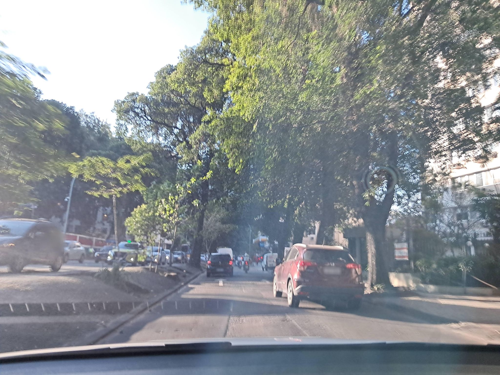Street-level view near Coelho Neto, Laranjeiras