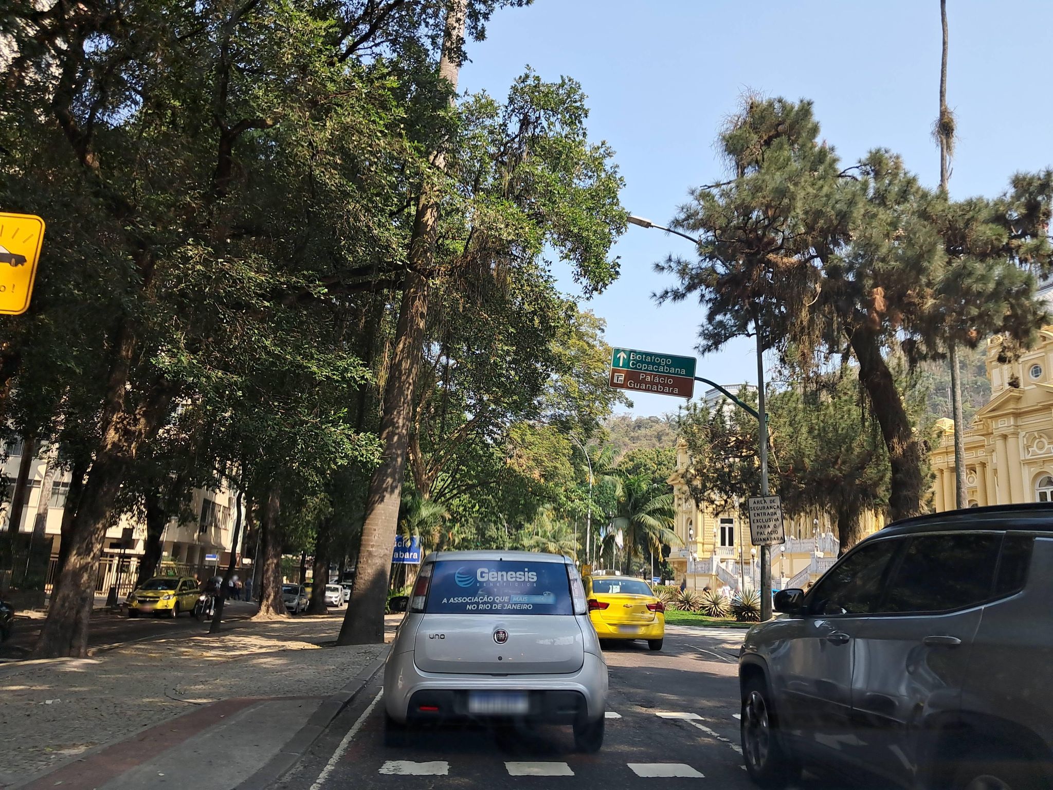 Street-level view near Coelho Neto, Flamengo