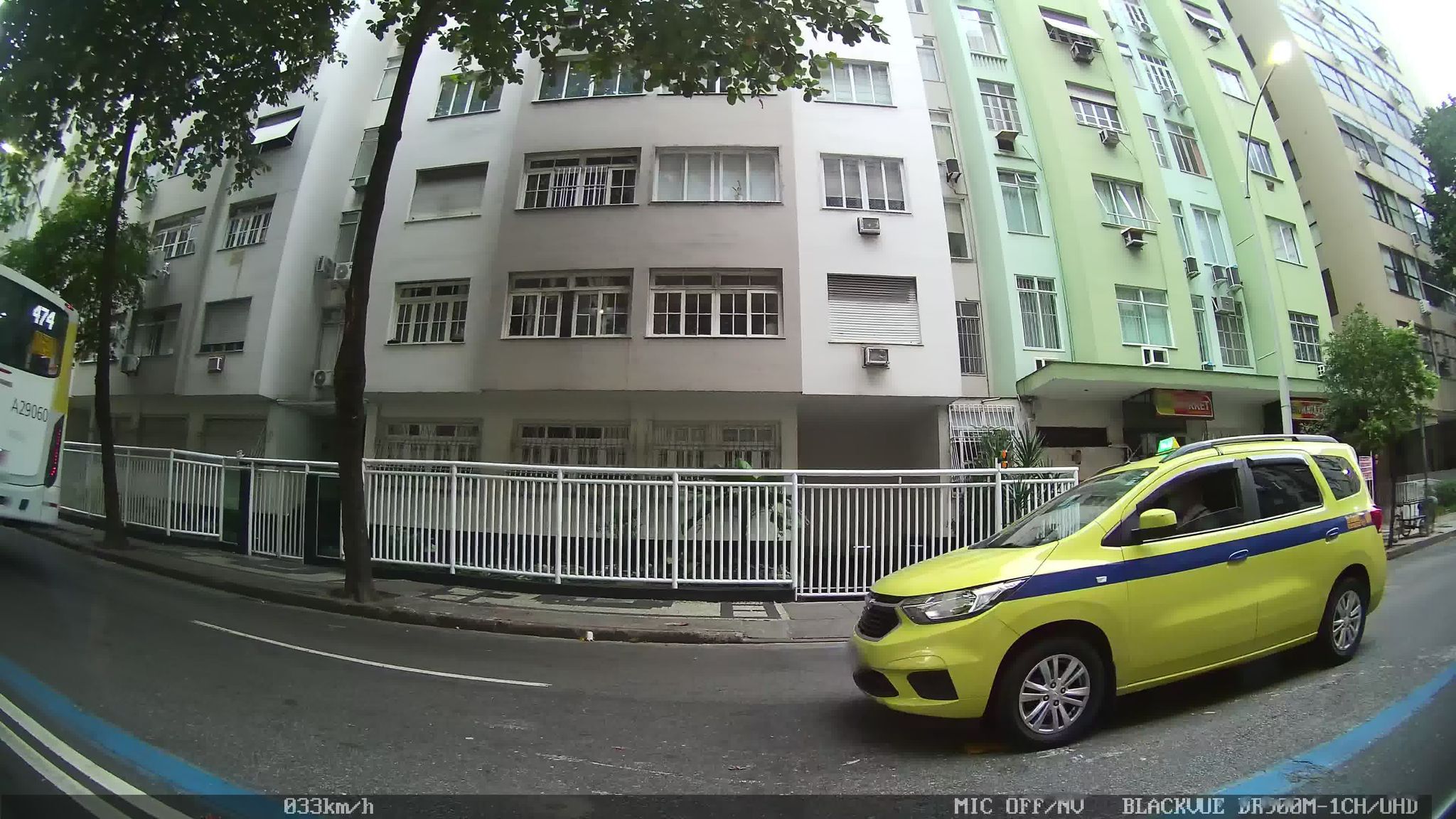 Street-level view near Colatina, Copacabana