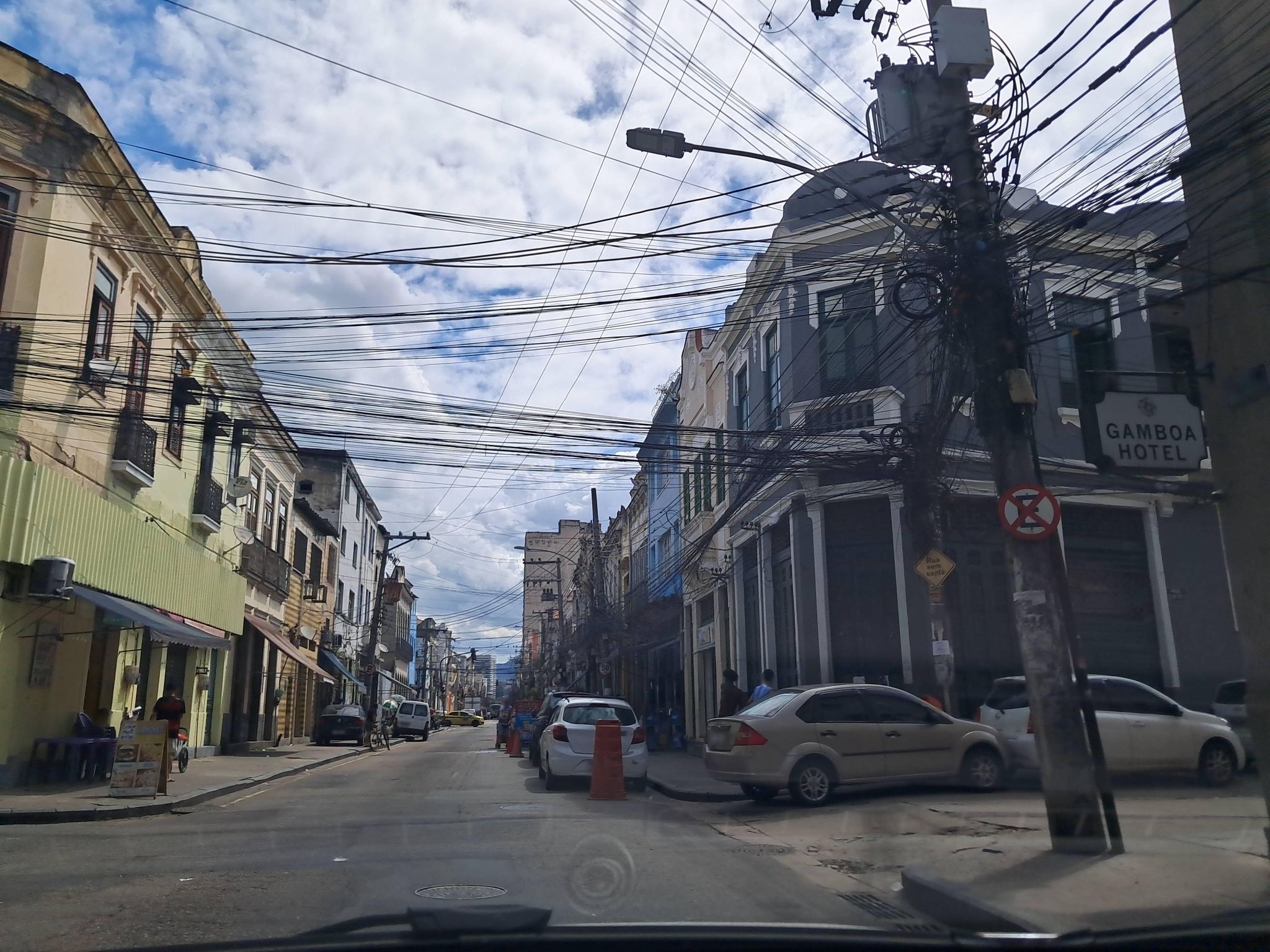 Street-level view near Com Sobreloja, Centro