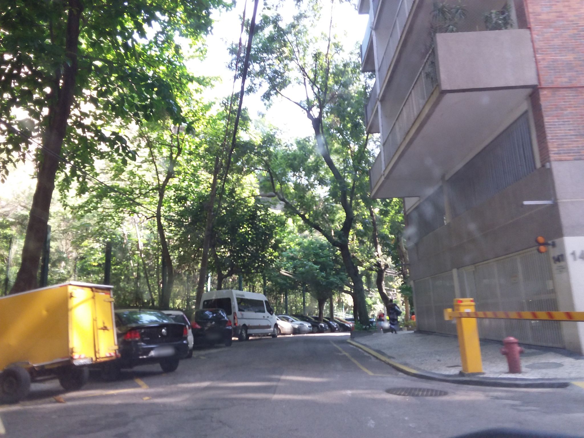 Street-level view near Conde de Castilla, Botafogo