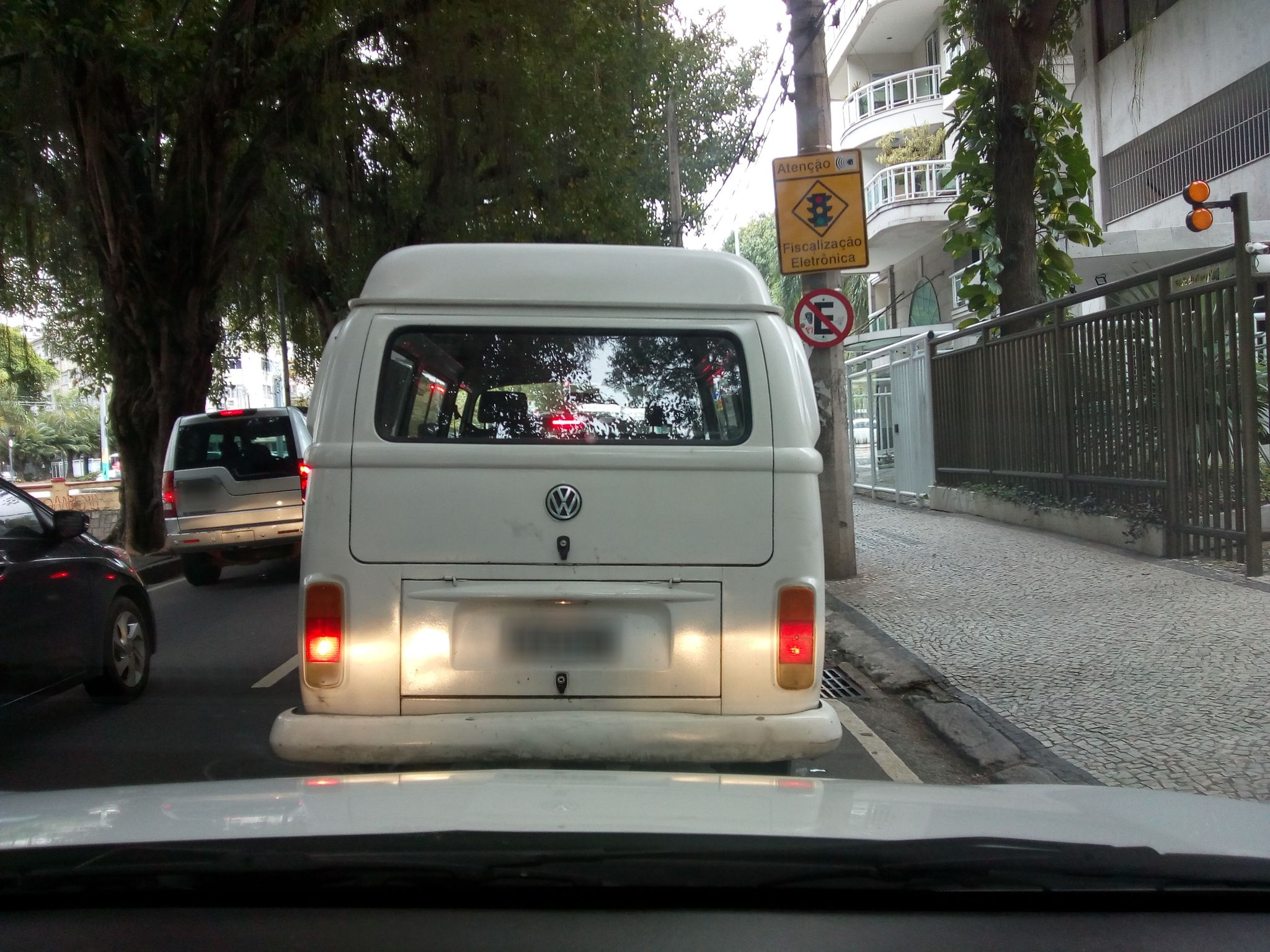 Street-level view near Conde do Cerro Azul, Gávea