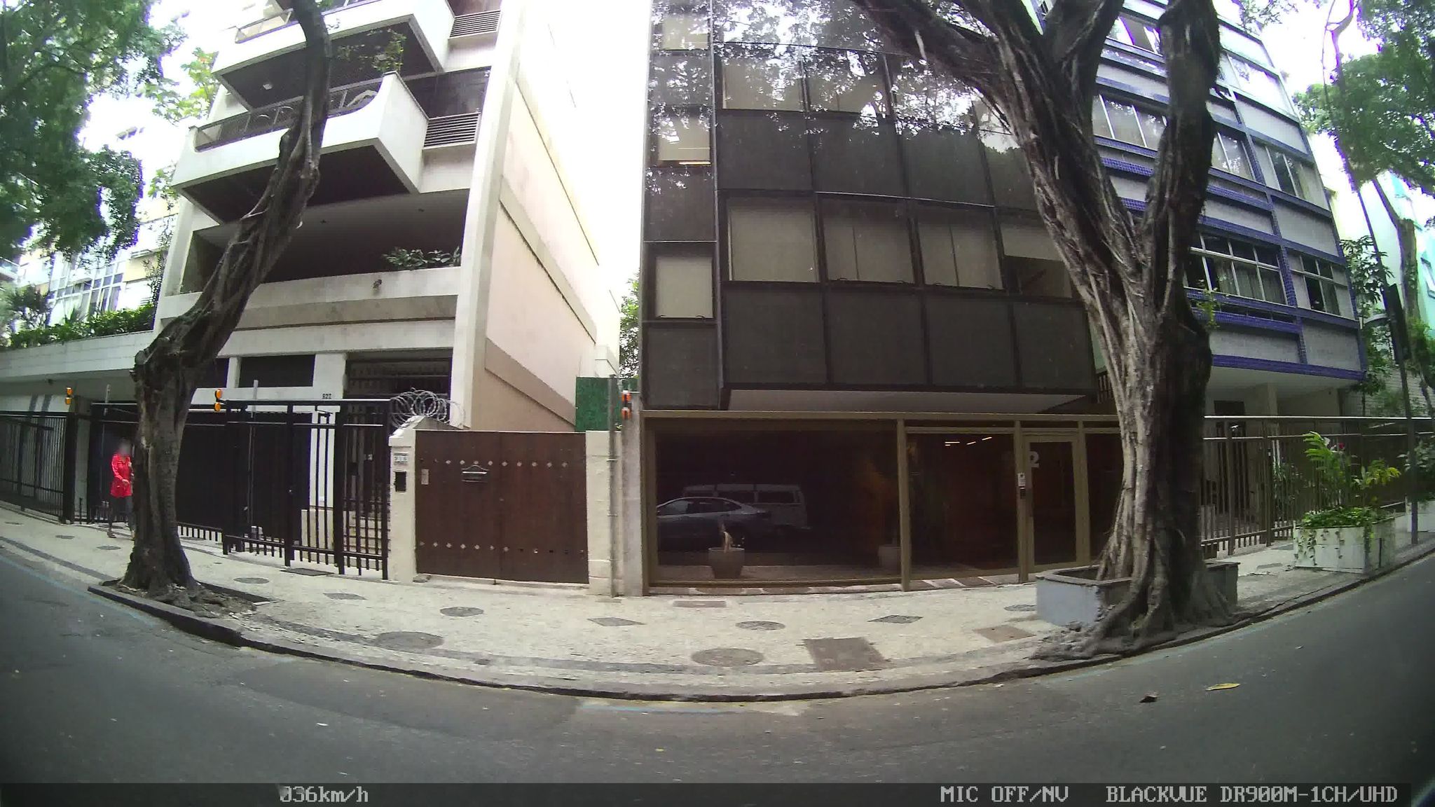 Street-level view near Conde dos Arcos, Lagoa