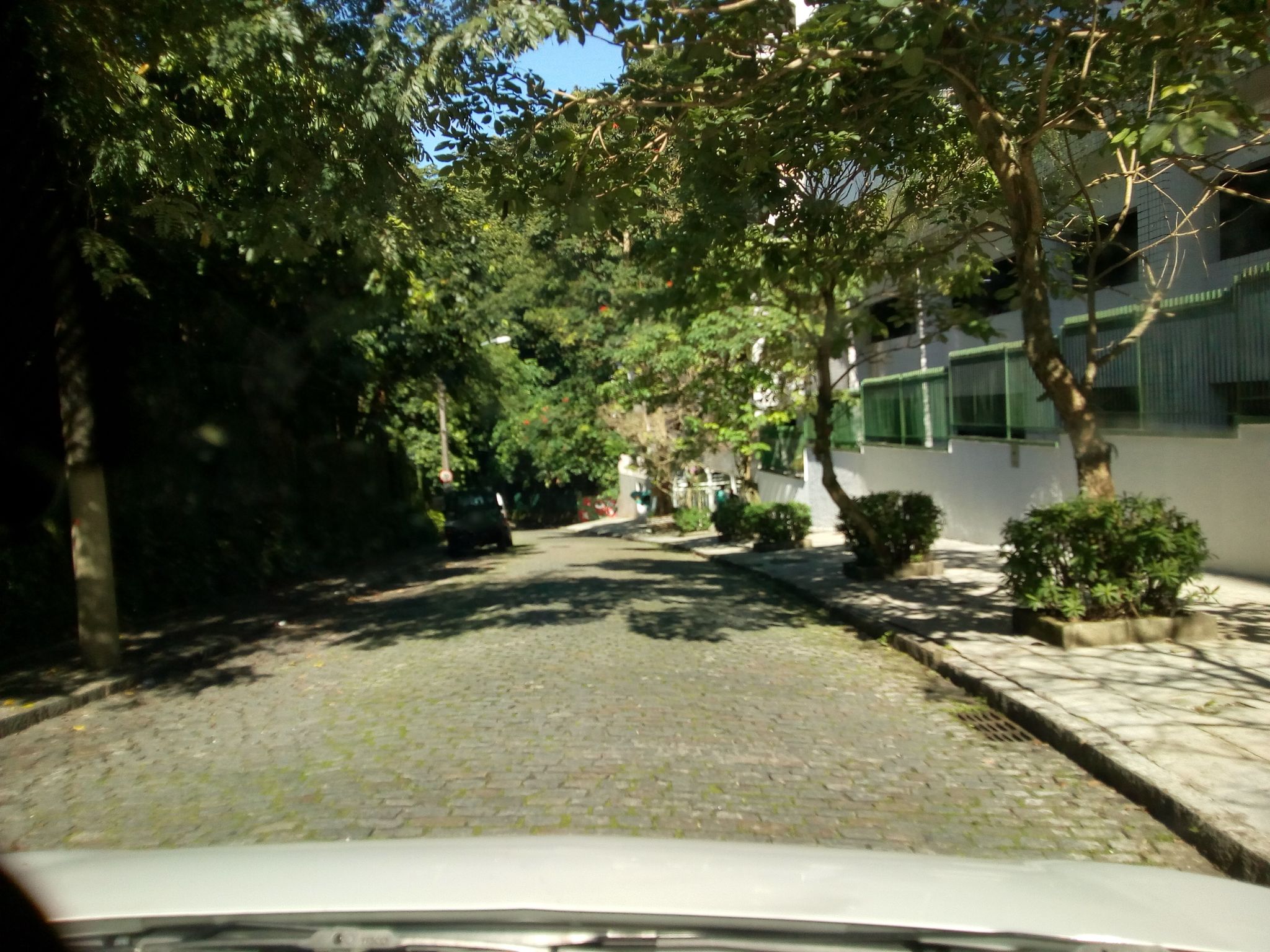 Street-level view near Condominio Alto Leblon, Leblon