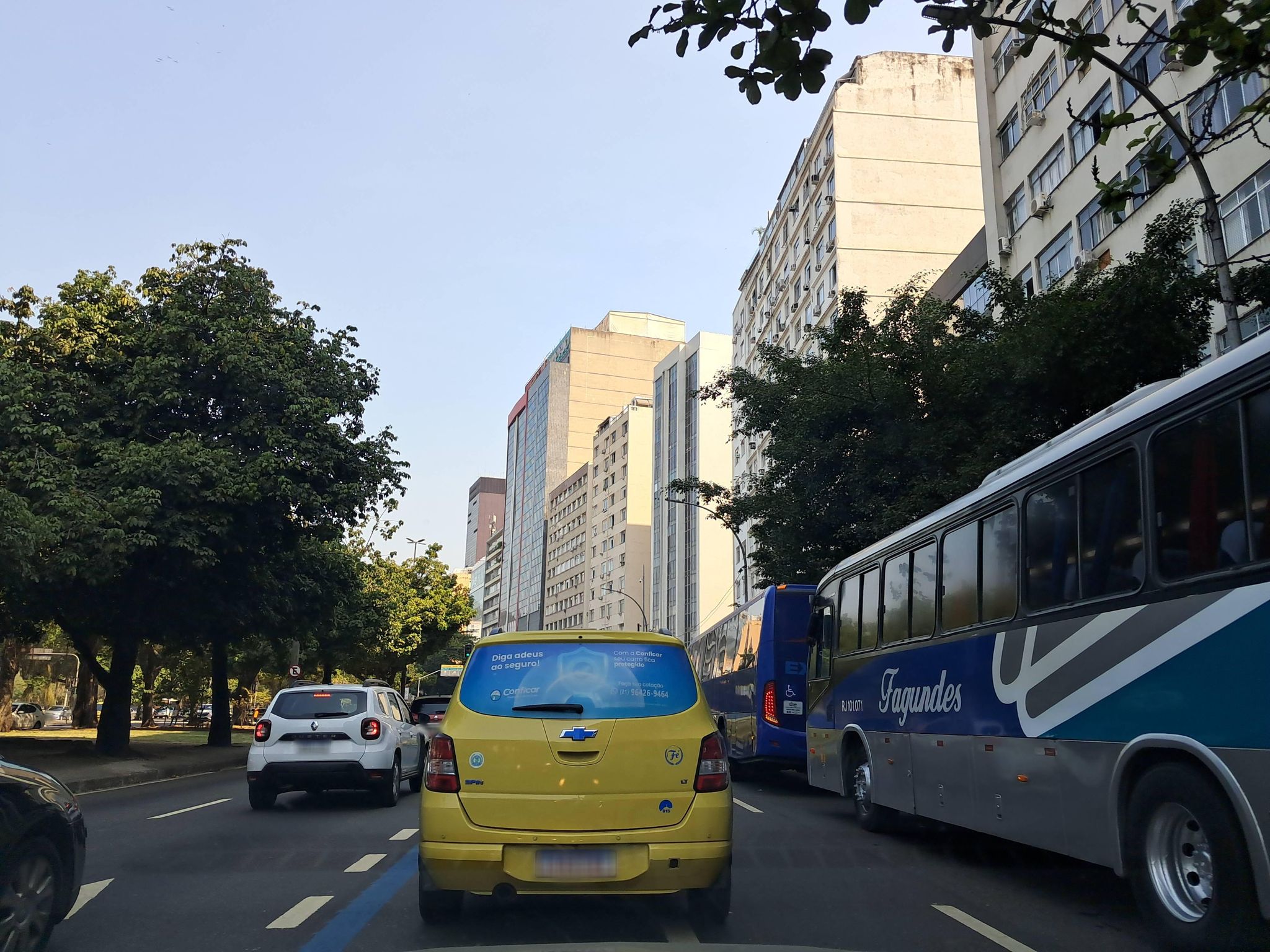Street-level view near Condomínio da Praia de Botafogo, Botafogo