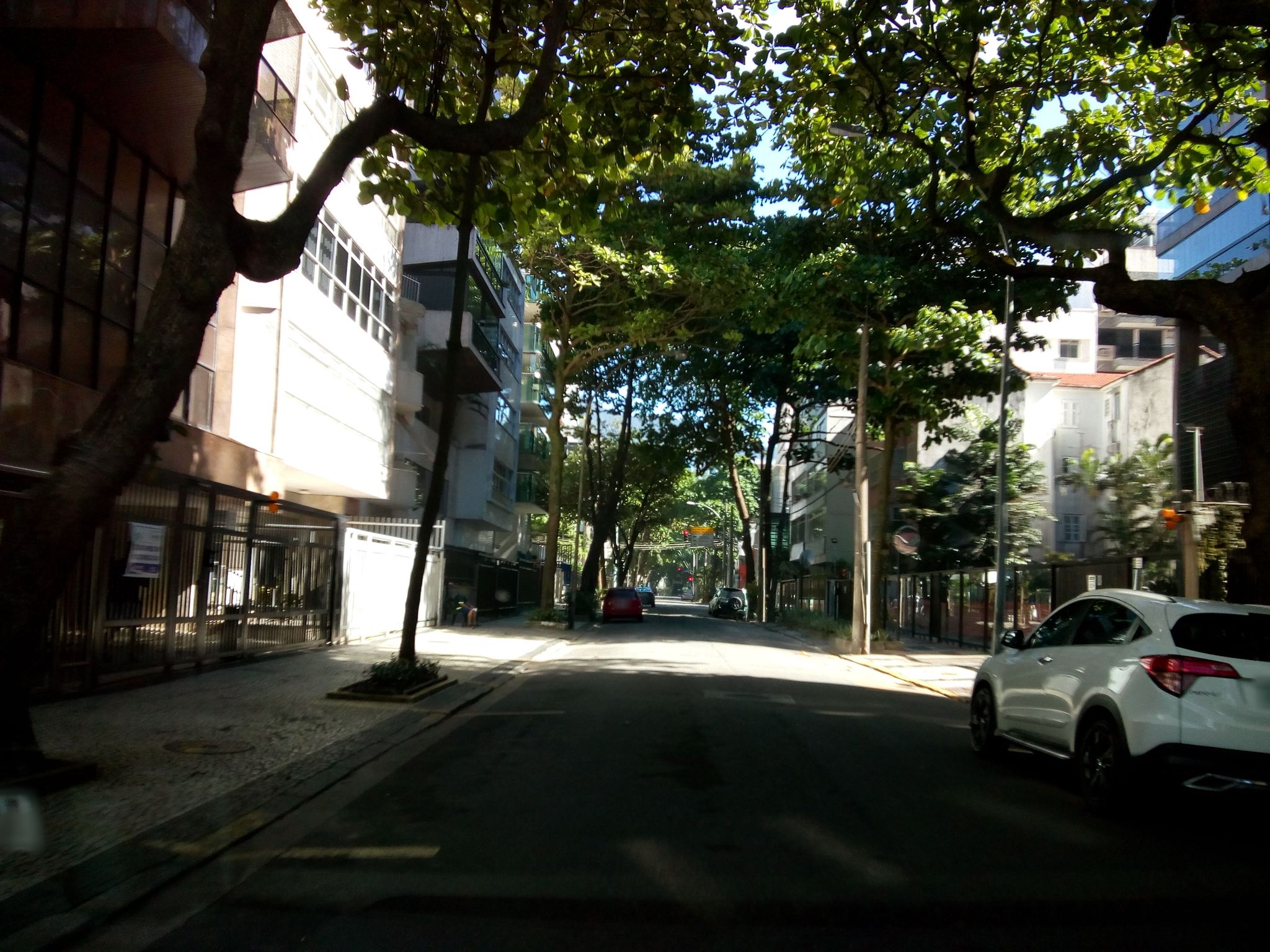 Street-level view near Condomínio Edifício Medirranee, Leblon