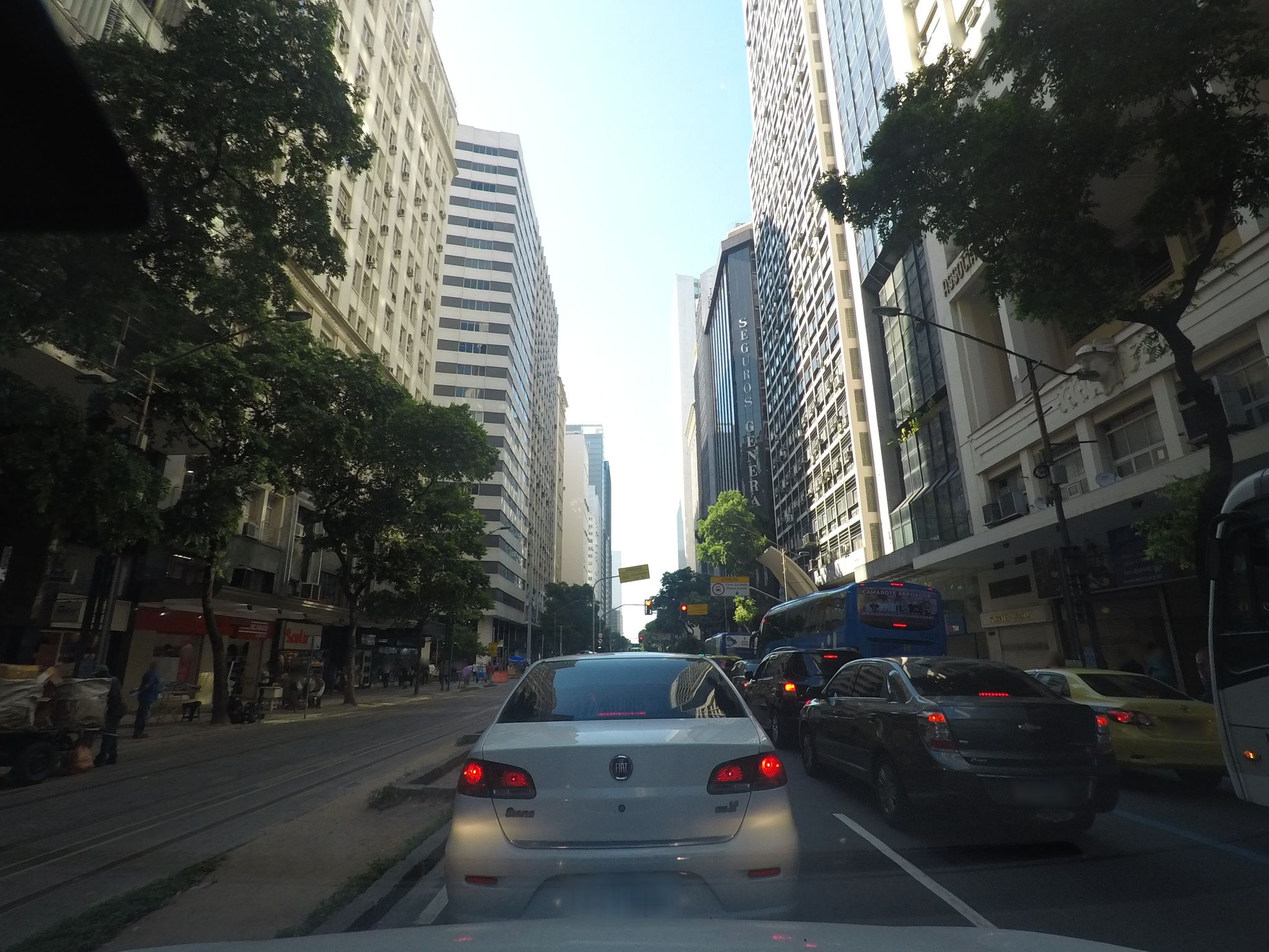 Street-level view near Condomínio Edifício Rio Branco, Glória