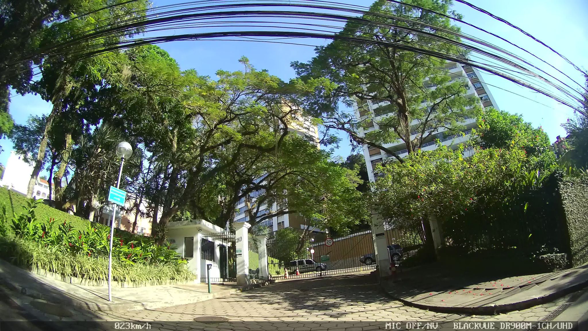 Street-level view near Condomínio Gavea Hills, São Conrado