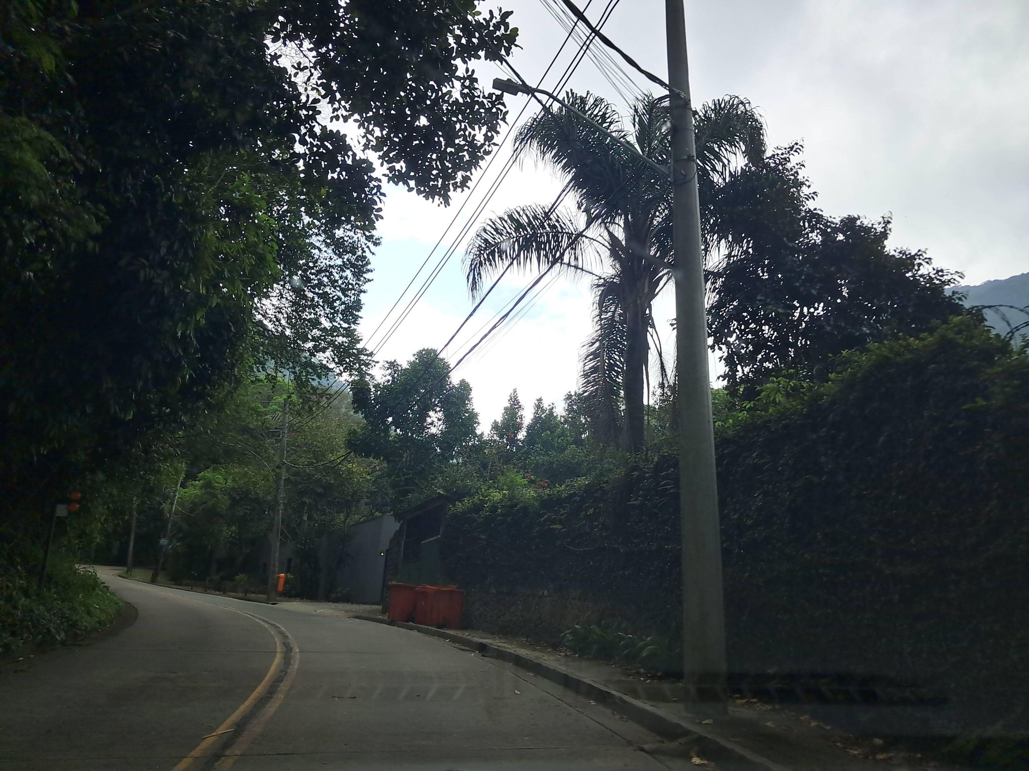 Street-level view near Condomínio Povoado das Canoas, São Conrado