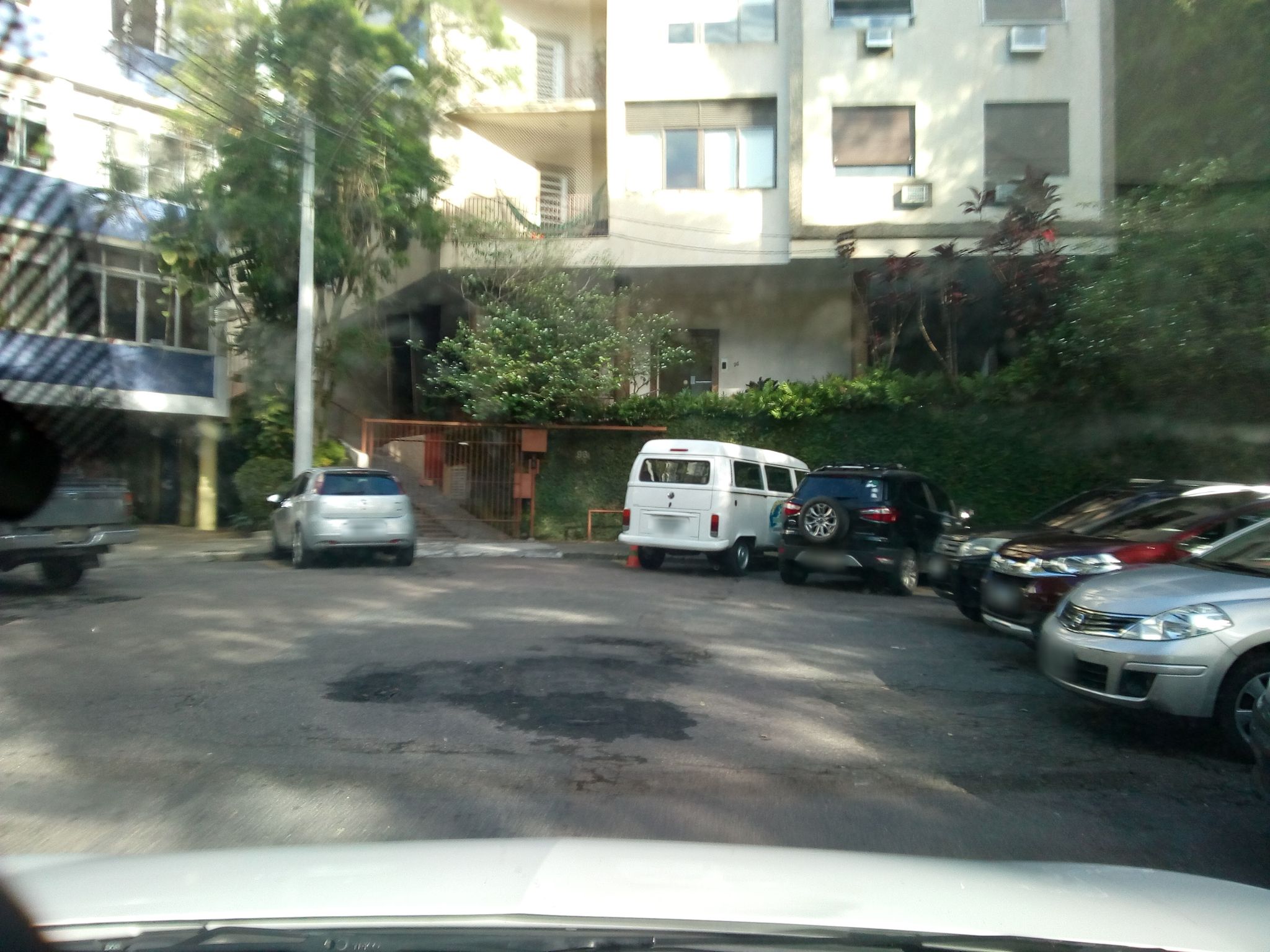 Street-level view near Condomínio Vila Faro, Jardim Botânico