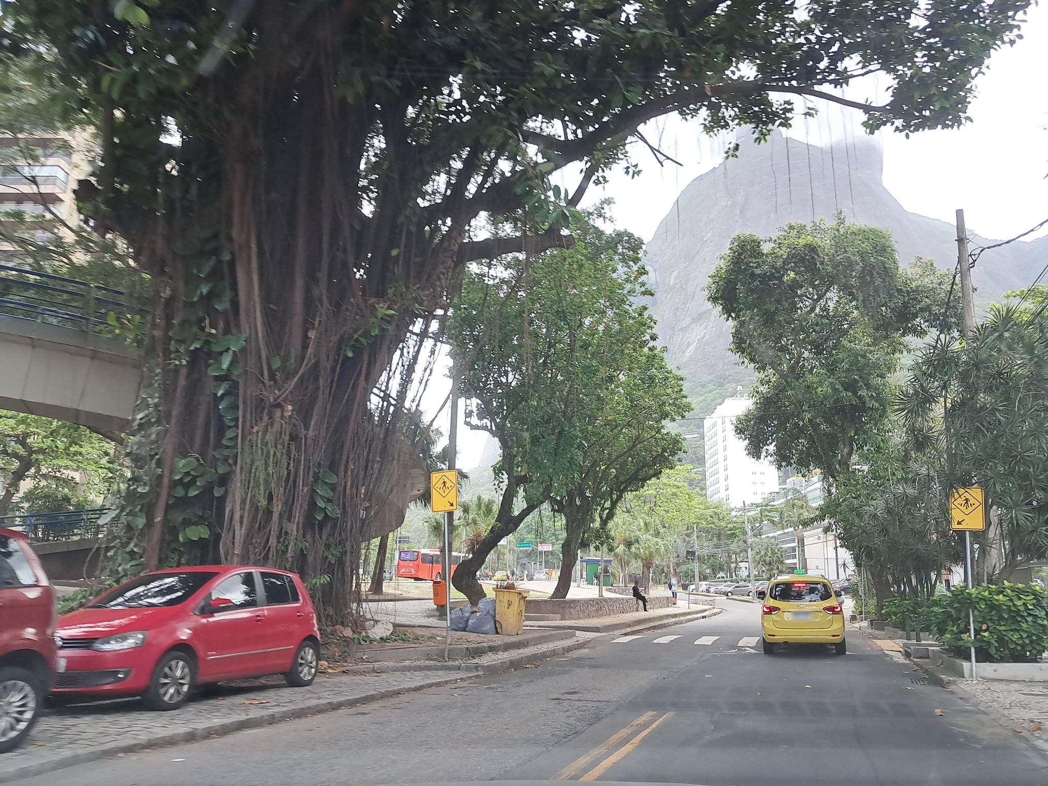 Street-level view near Conrado Niemeyer, São Conrado