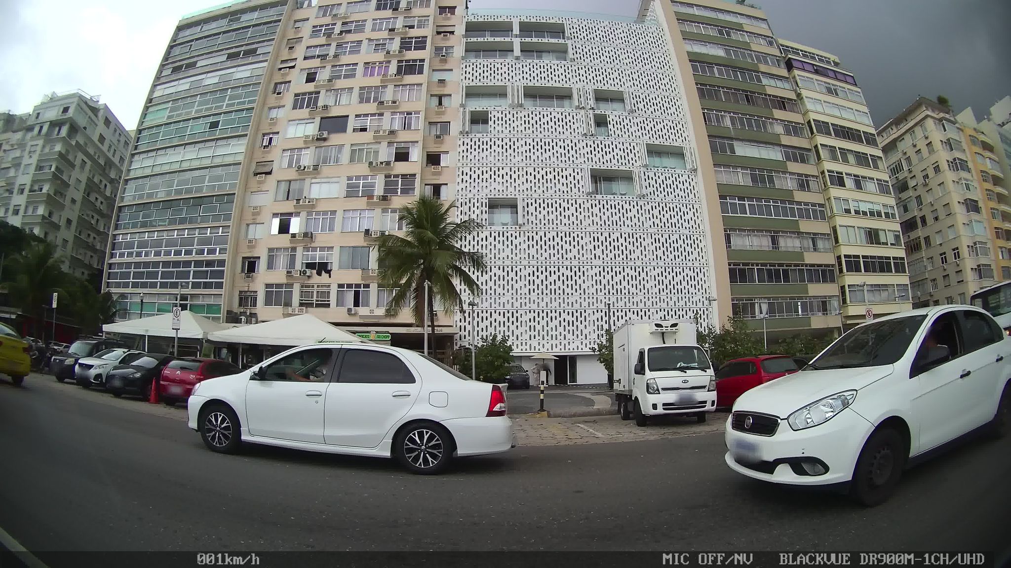 Street-level view near Consulado Geral da Austria, Copacabana
