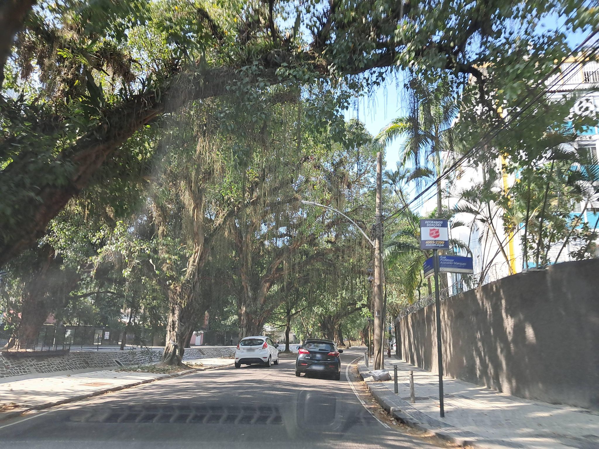 Street-level view near Consulado Geral da Federação Russa, Leblon