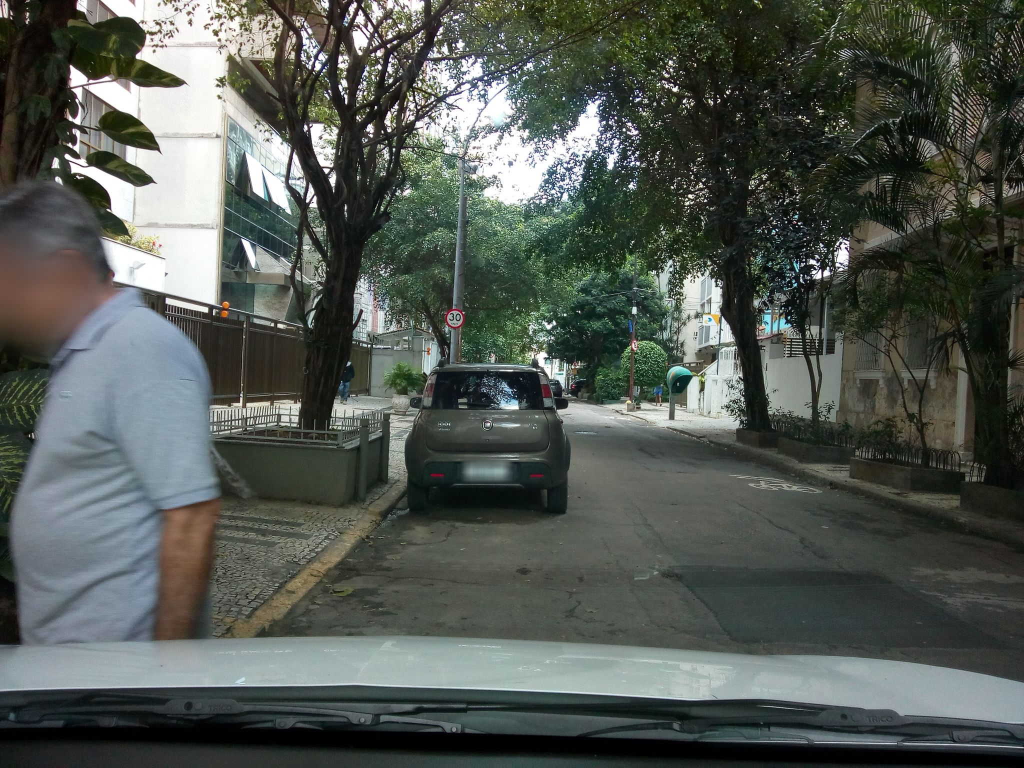 Street-level view near Copacabana Excelente, Copacabana