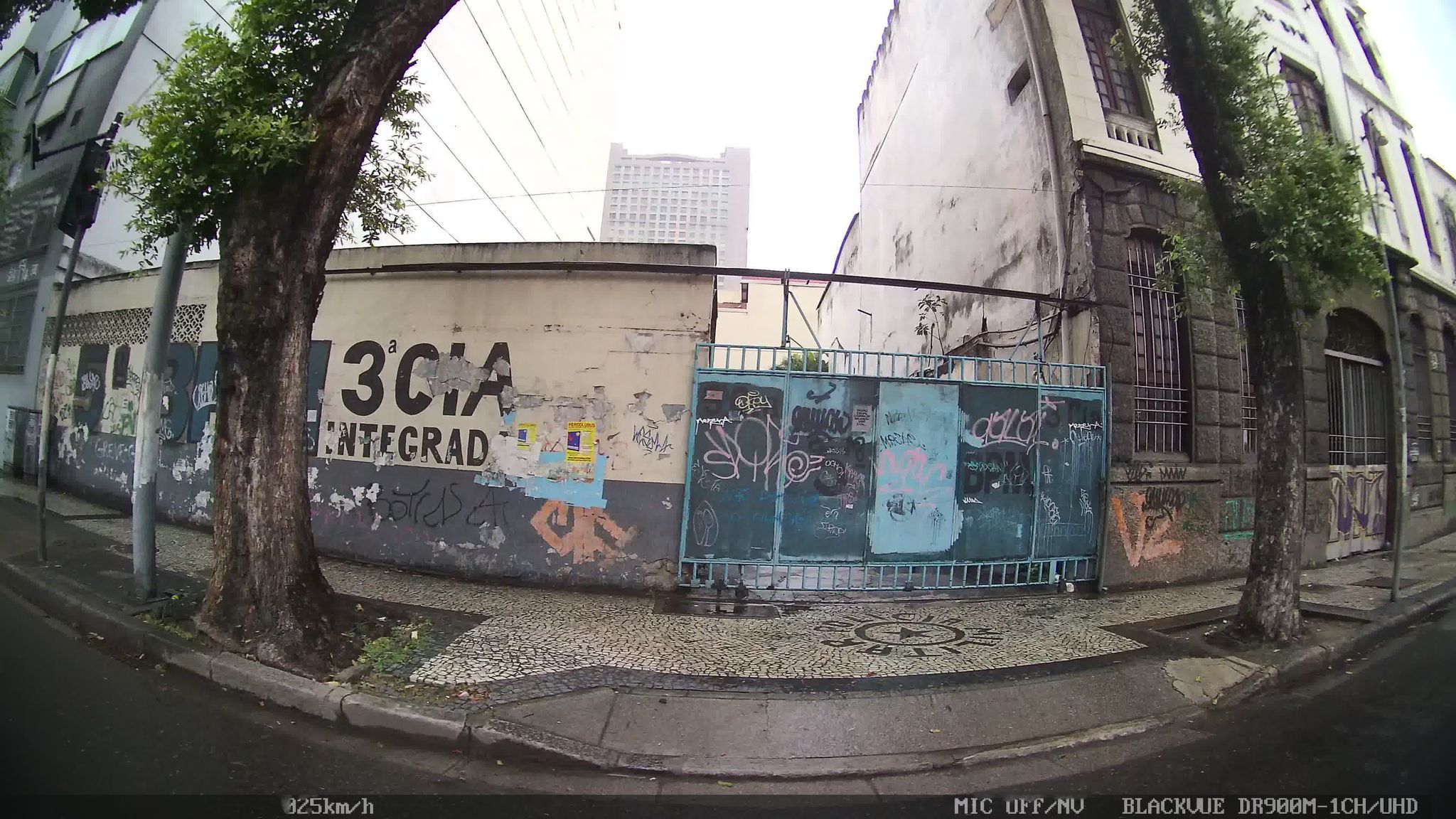 Street-level view near Crab, Centro