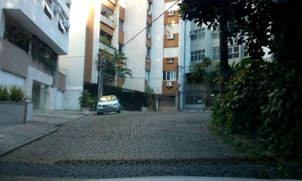 Street-level view near Crans Sur Sierre, Lagoa