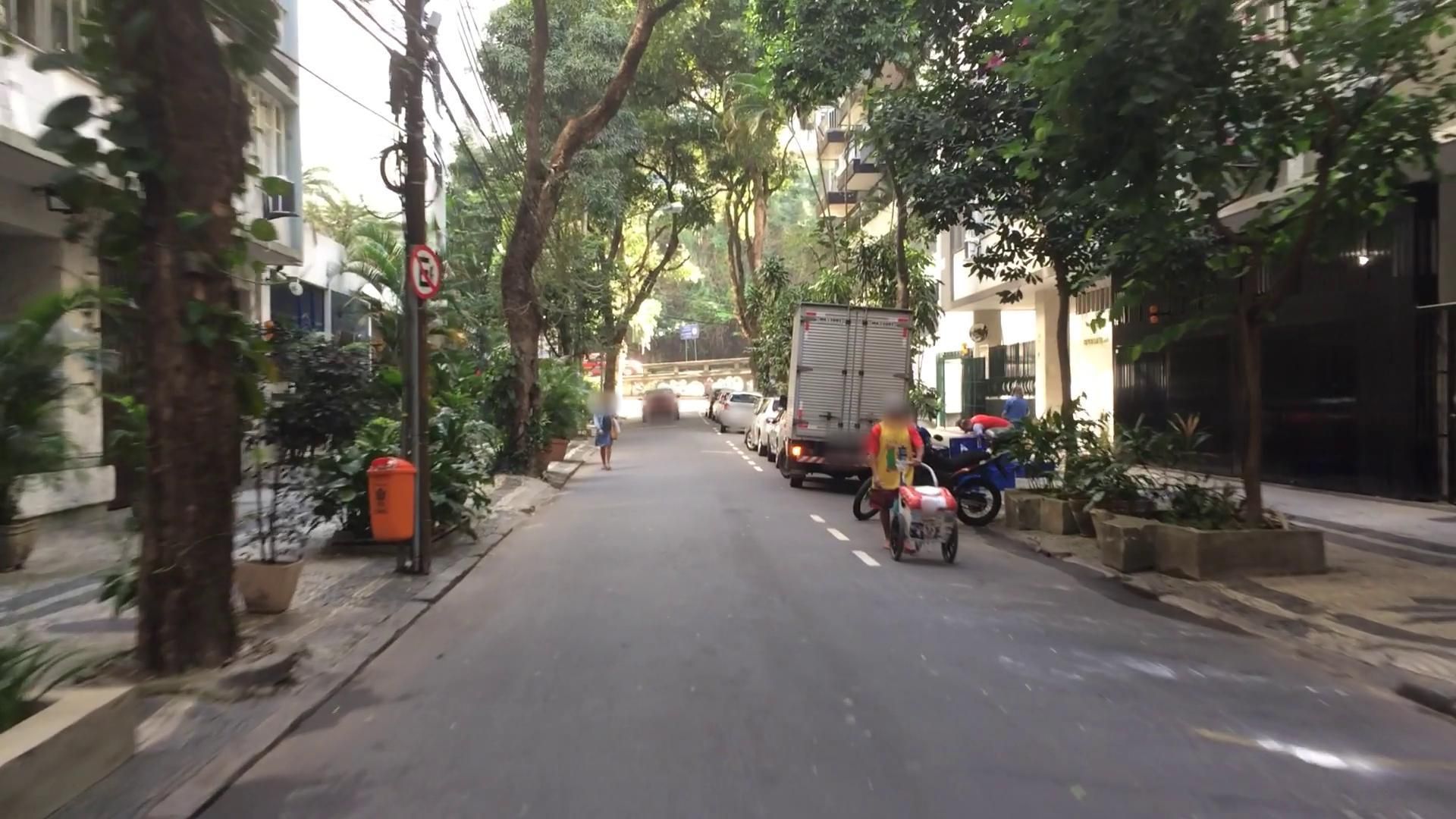 Street-level view near Cunha Graça, Laranjeiras