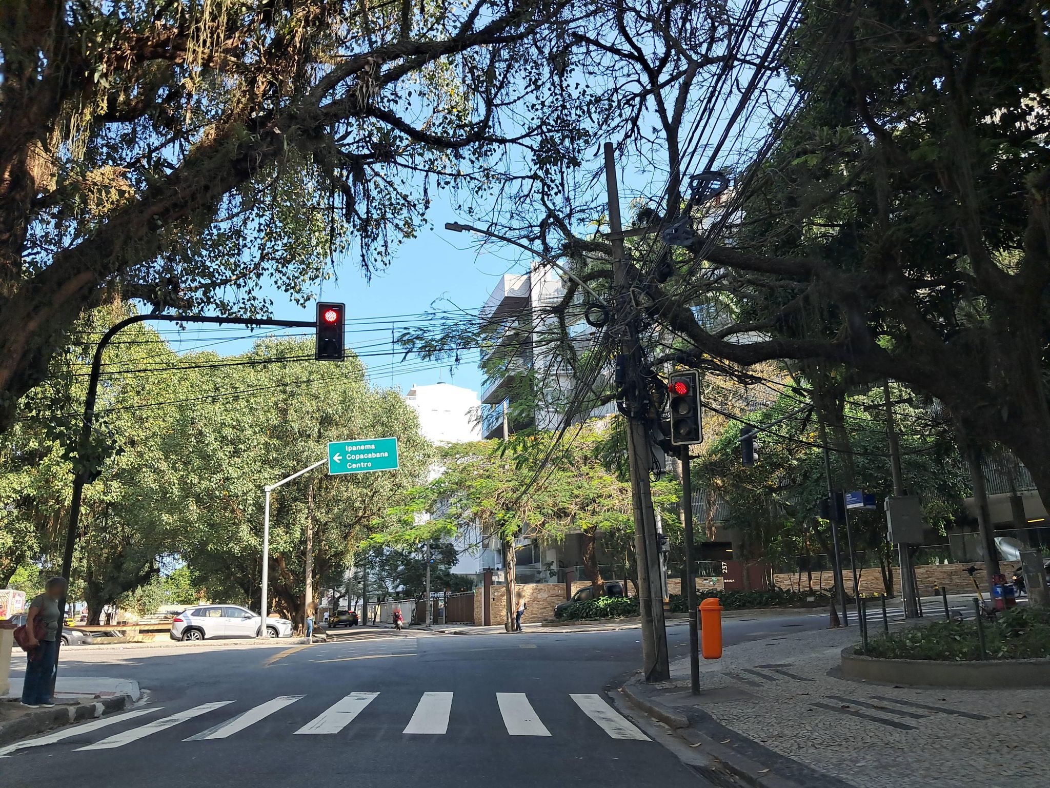 Street-level view near Deanville, Gávea