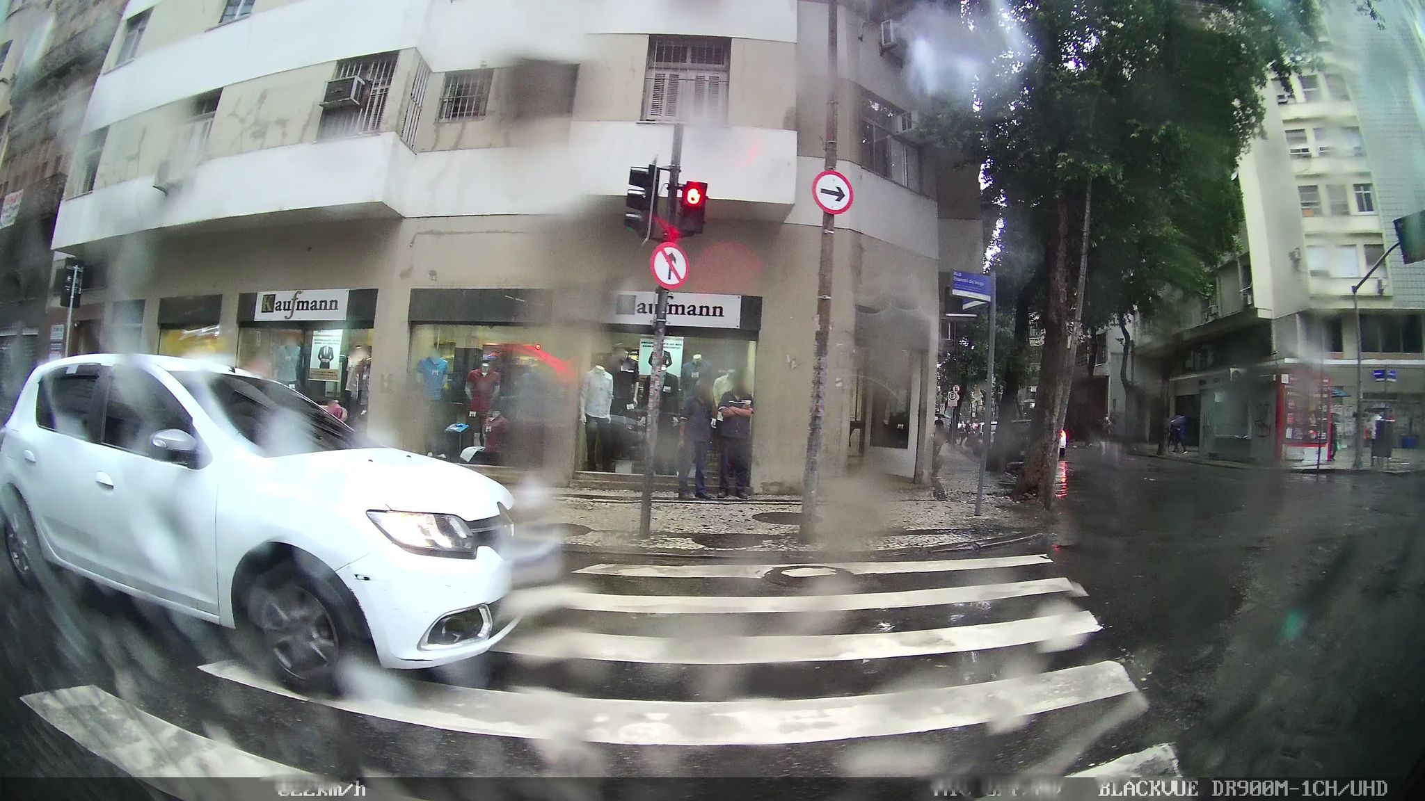 Street-level view near Desativado, Centro