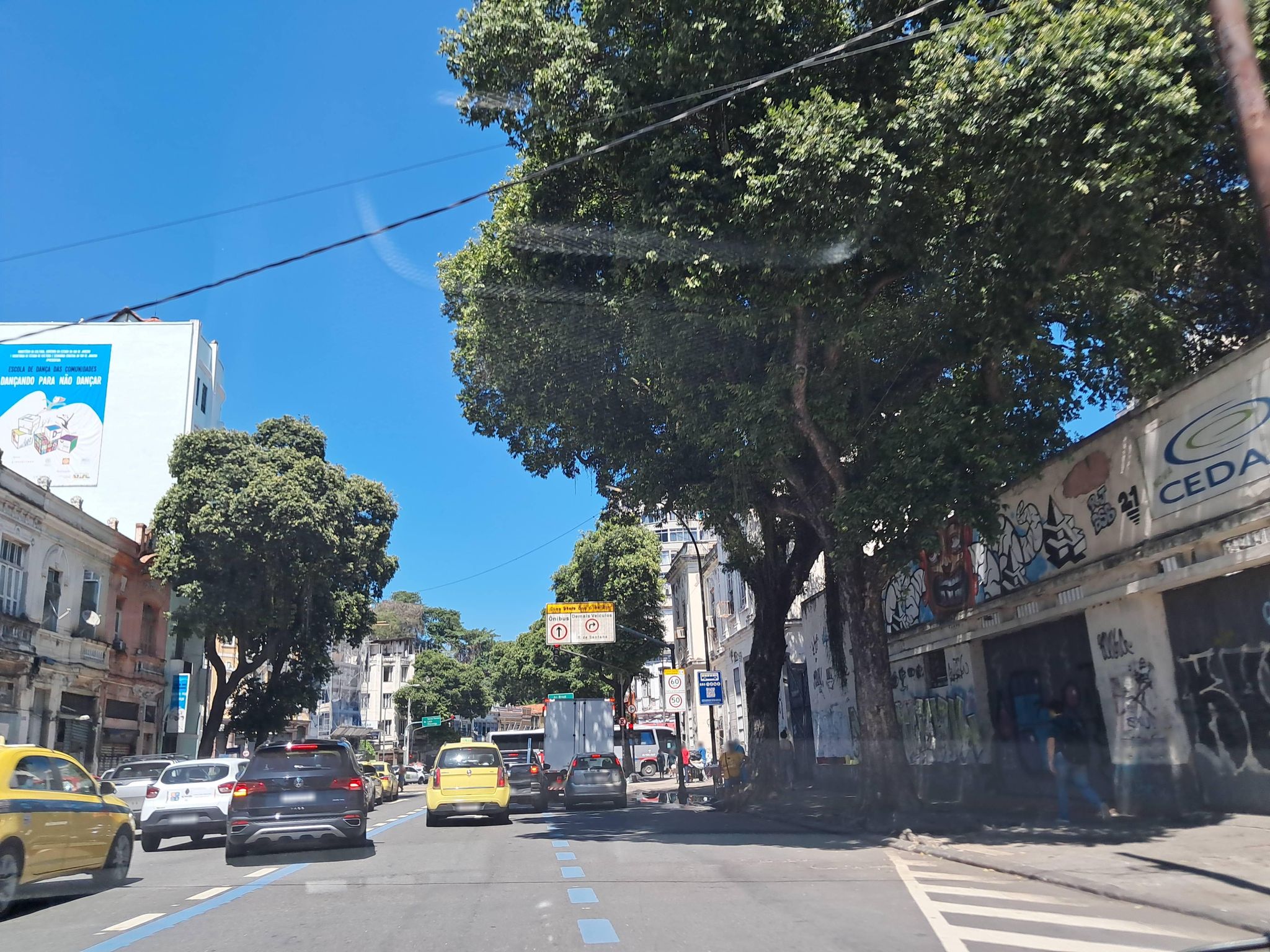 Street-level view near Dibrama Madeiras, Centro