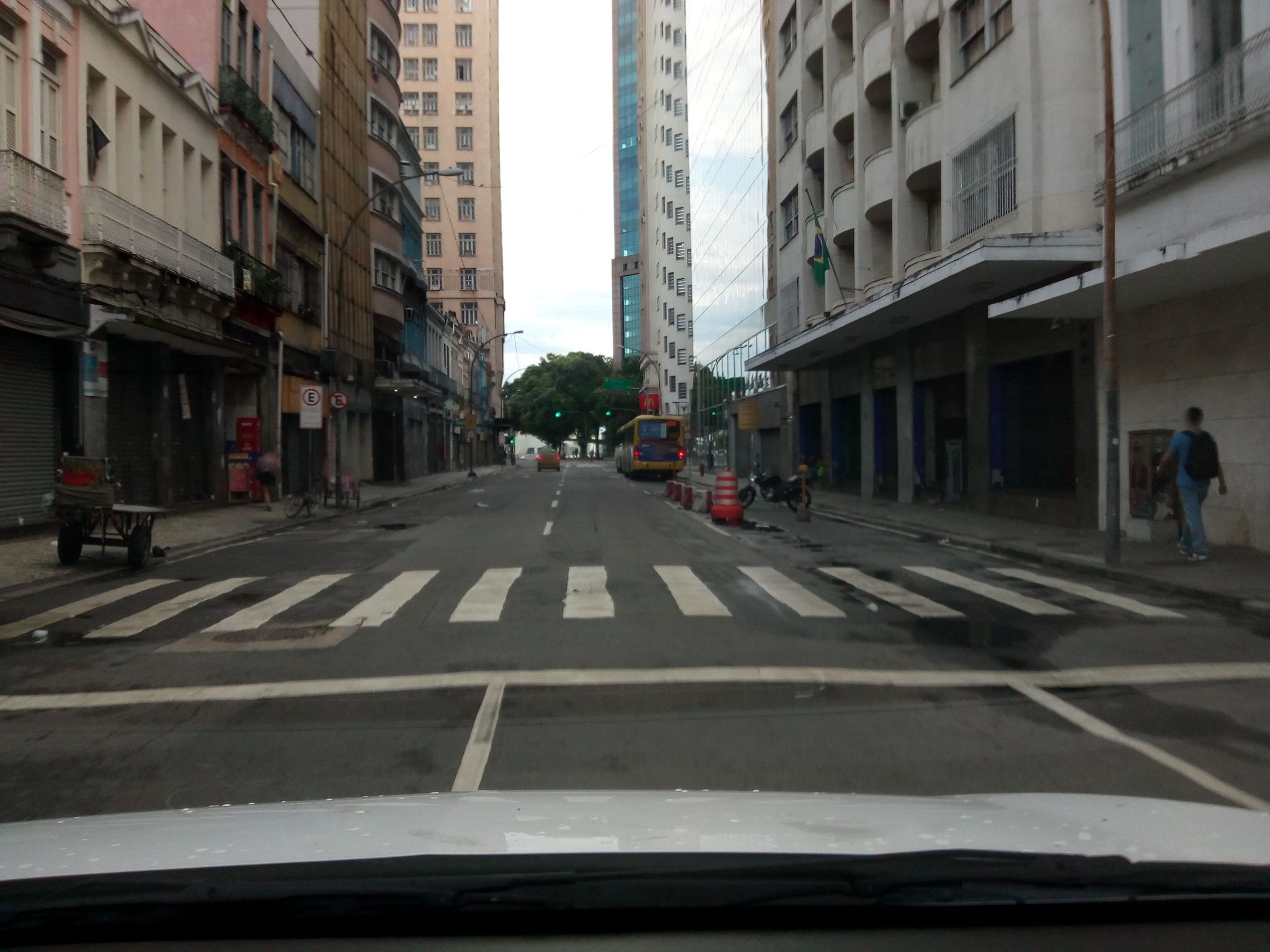 Street-level view near Docas Autoridade Portuária, Centro