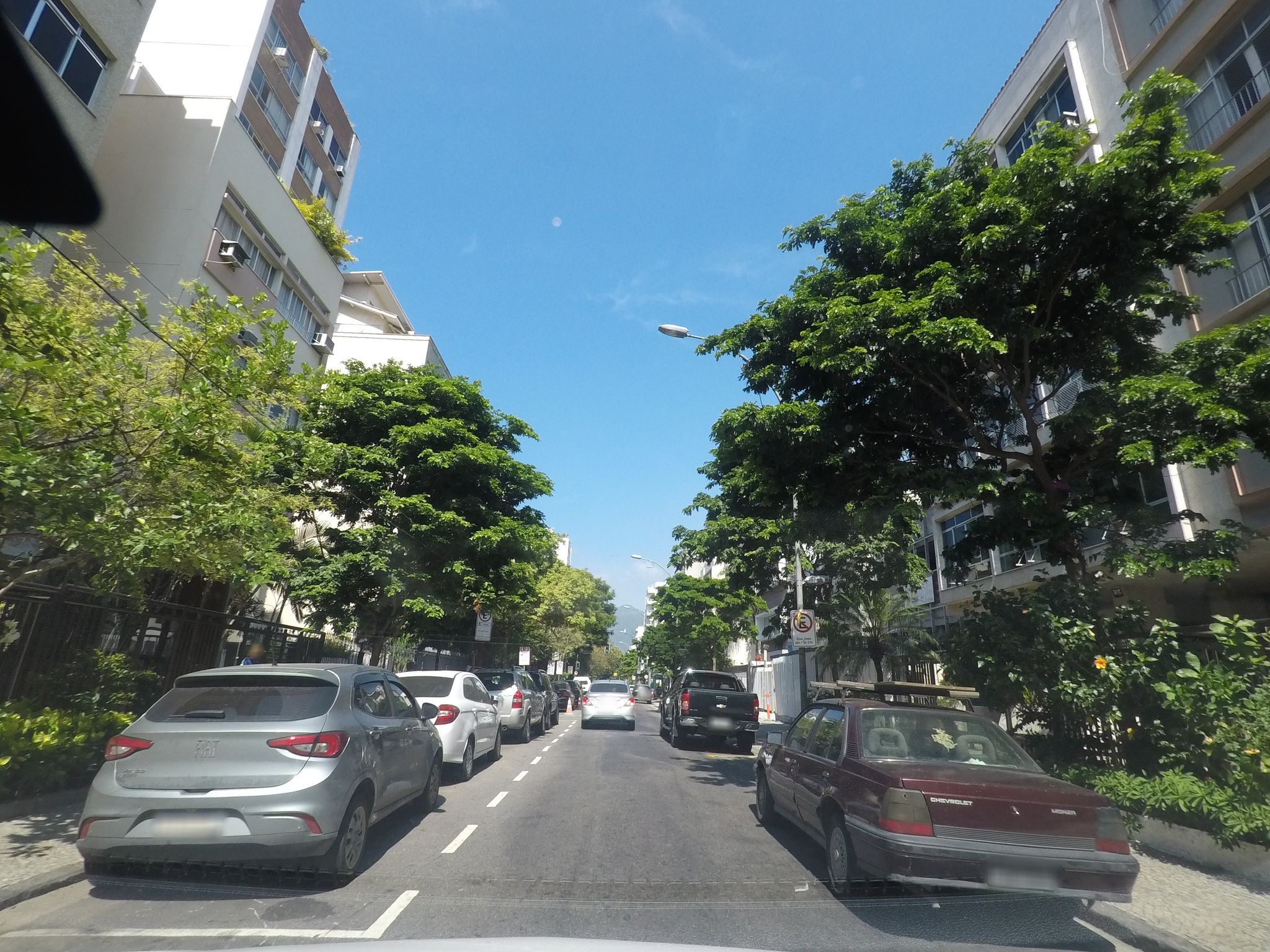 Street-level view near Dom Marcelo, Ipanema