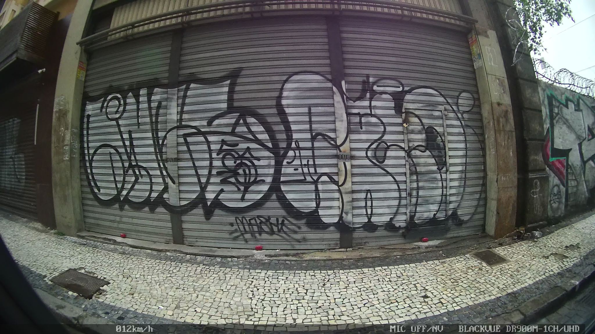 Street-level view near Ed. A. Mendes Carneiro, Centro