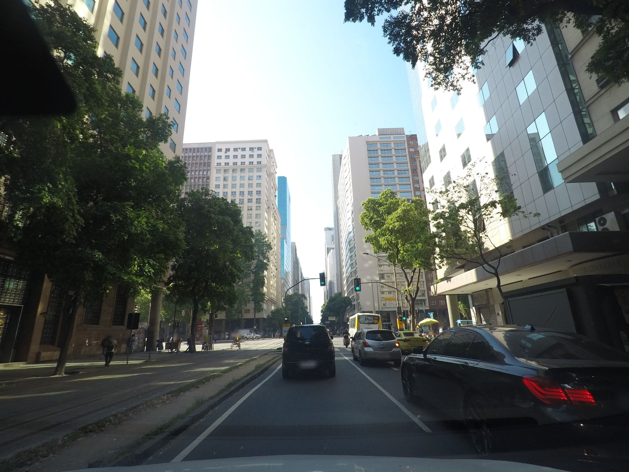 Street-level view near Ed. Algar, Centro