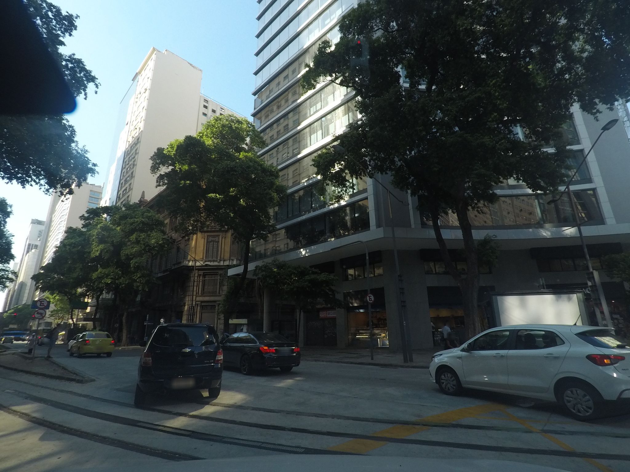 Street-level view near Ed. Almare Sub Solo, Centro