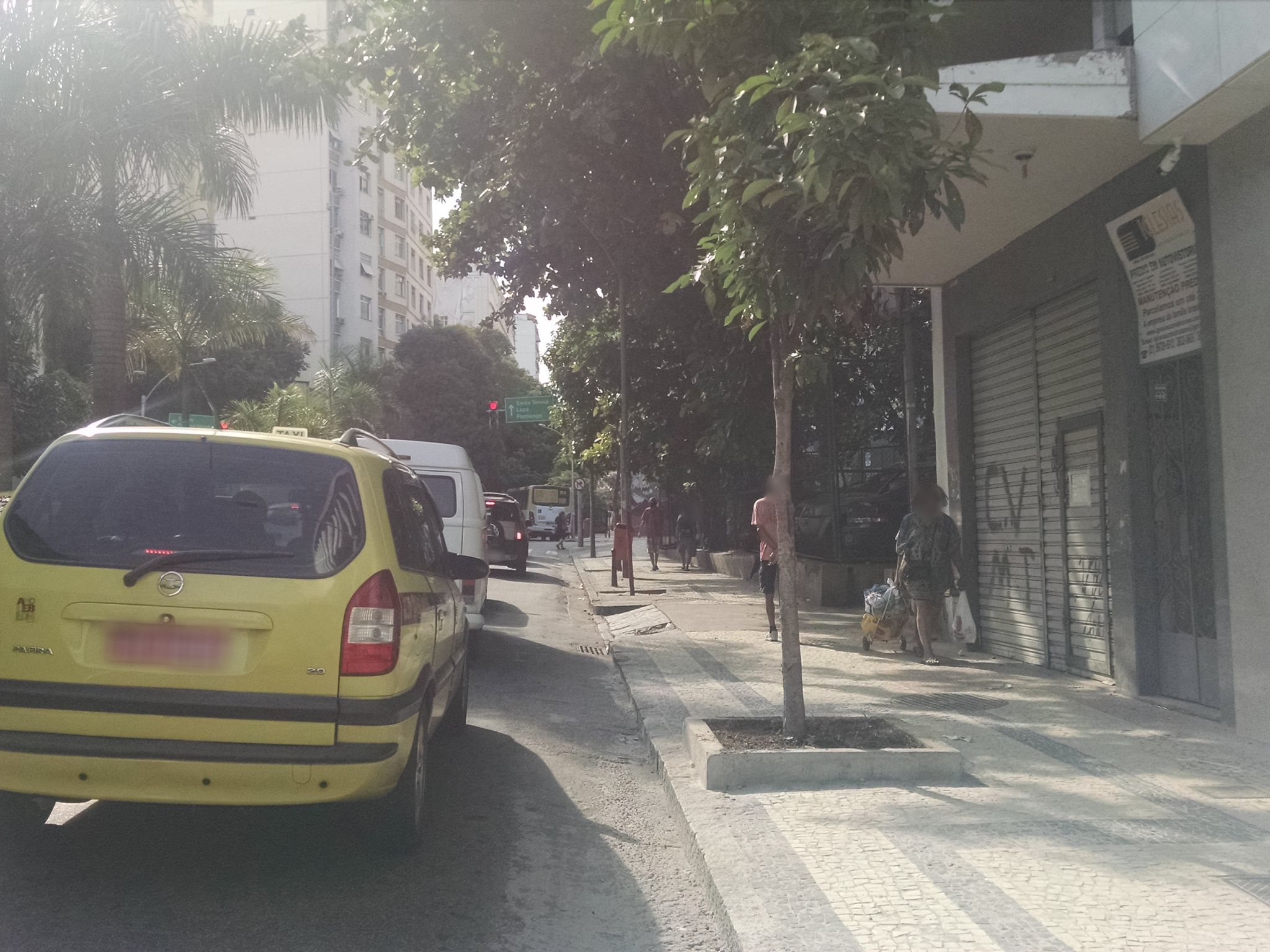 Street-level view near Ed. Aviz, Centro