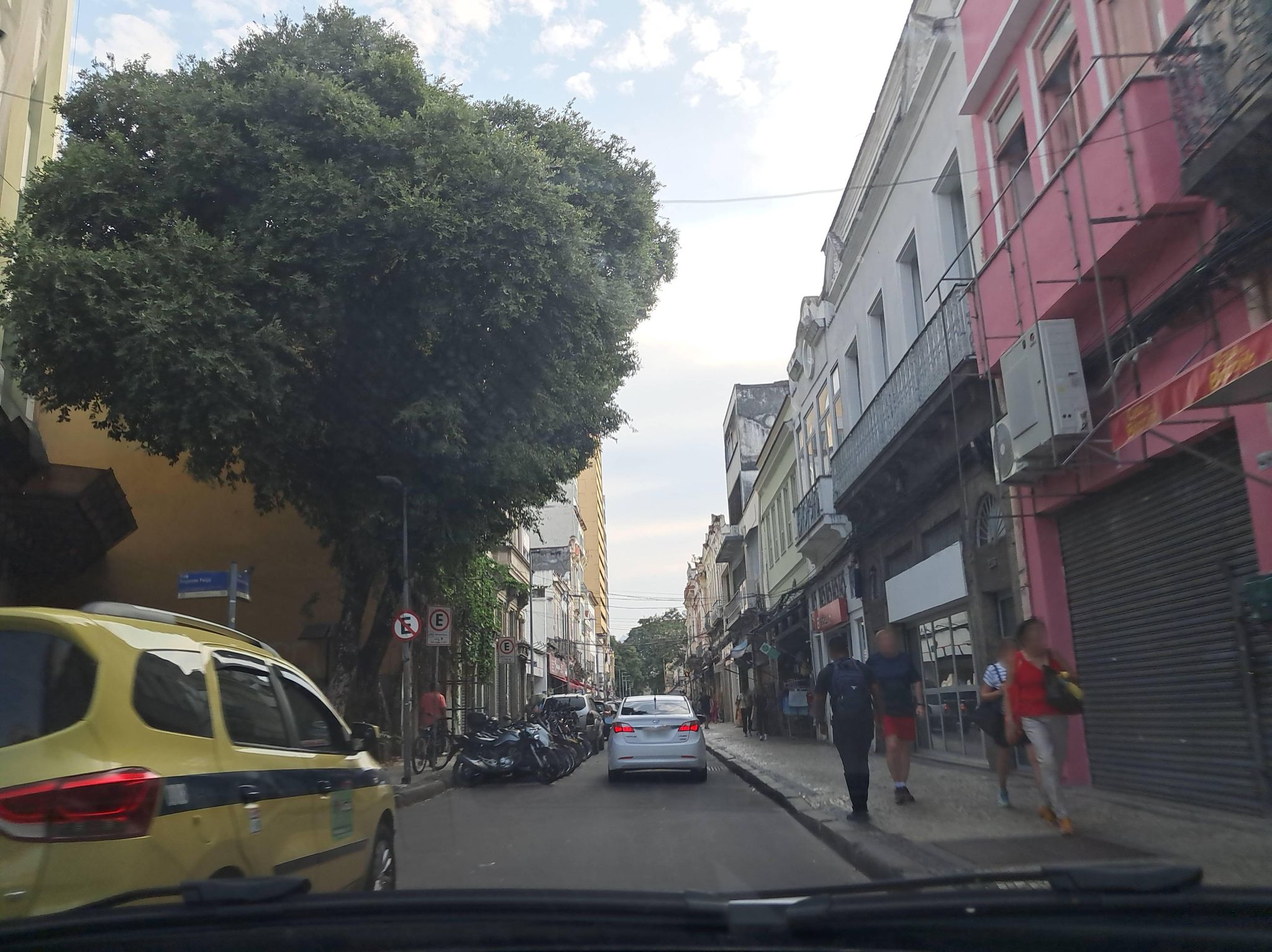 Street-level view near Ed. Baltazar, Centro