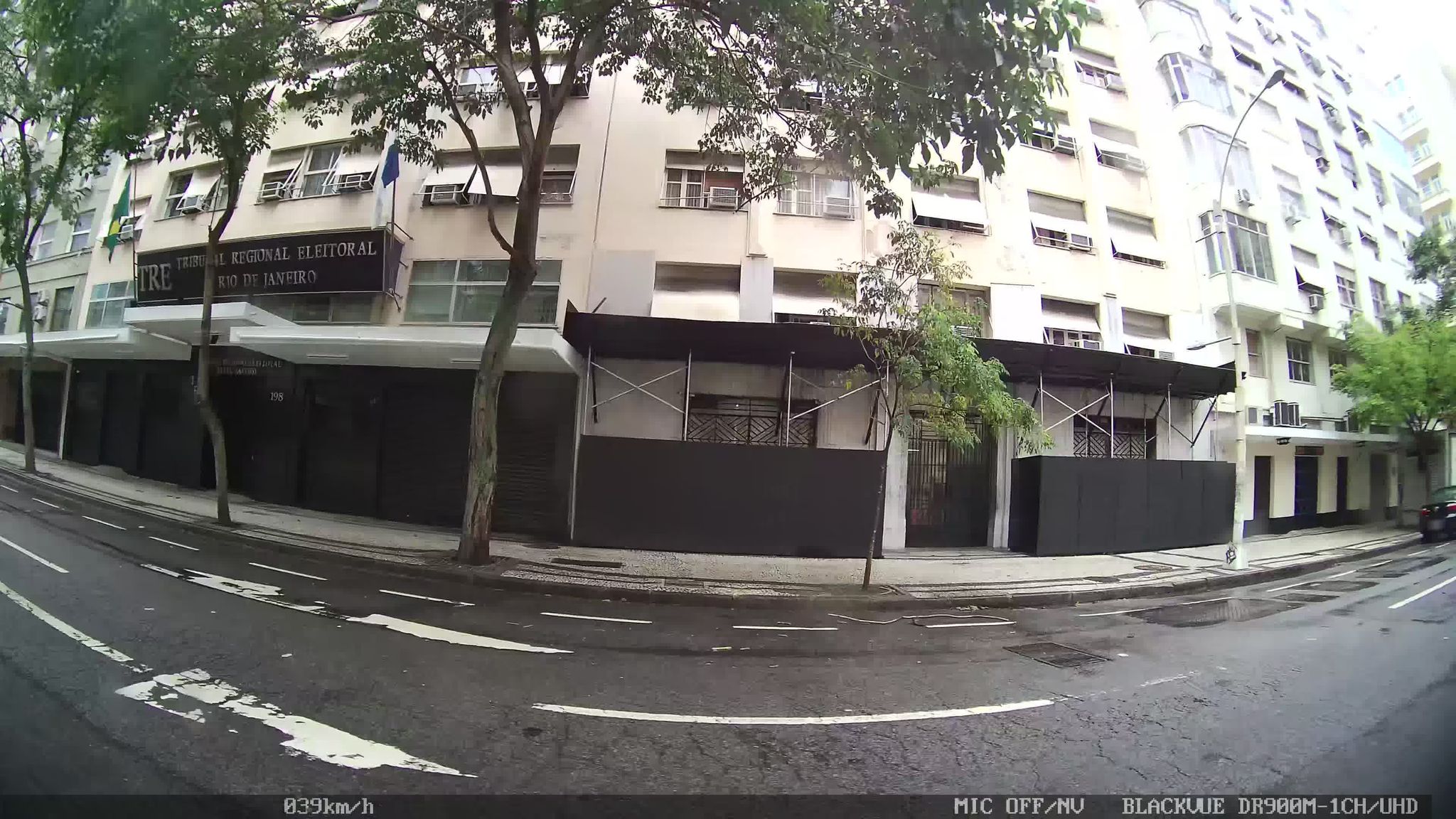 Street-level view near Ed. Beira Mar, Centro
