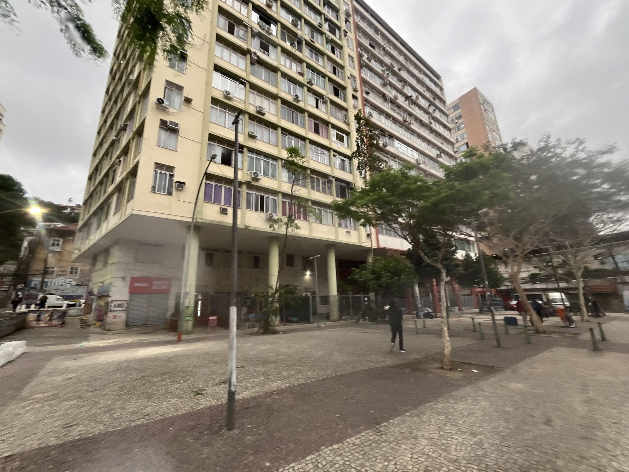 Street-level view near Ed. Belo Rio, Glória