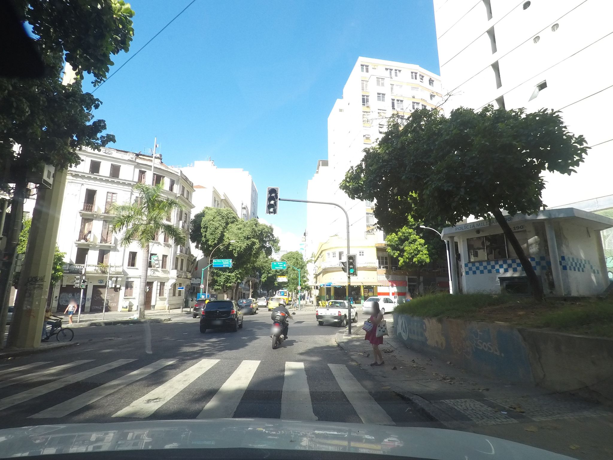 Street-level view near Ed. Bracado, Centro