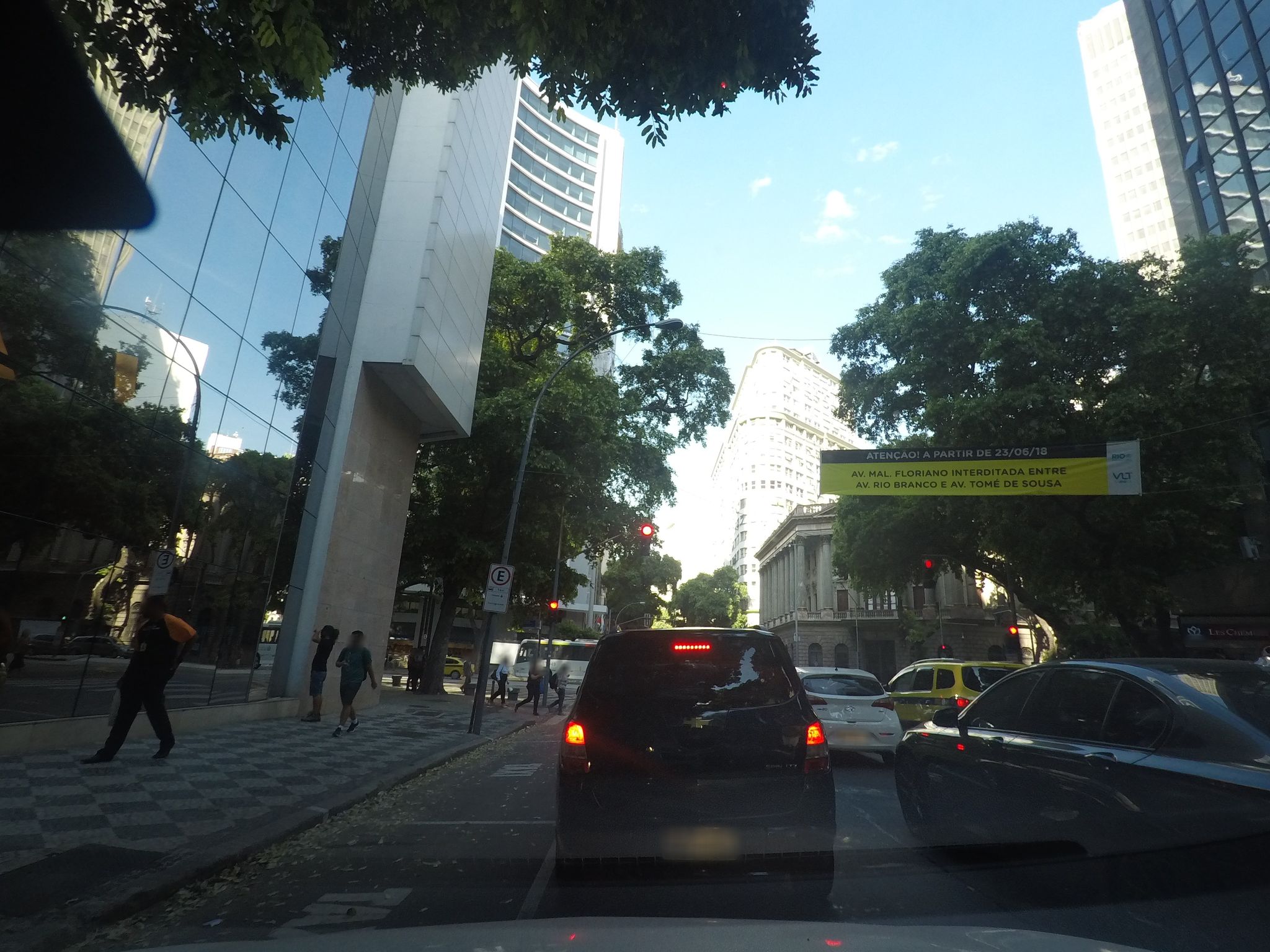 Street-level view near Ed. Centro do Comércio, Centro