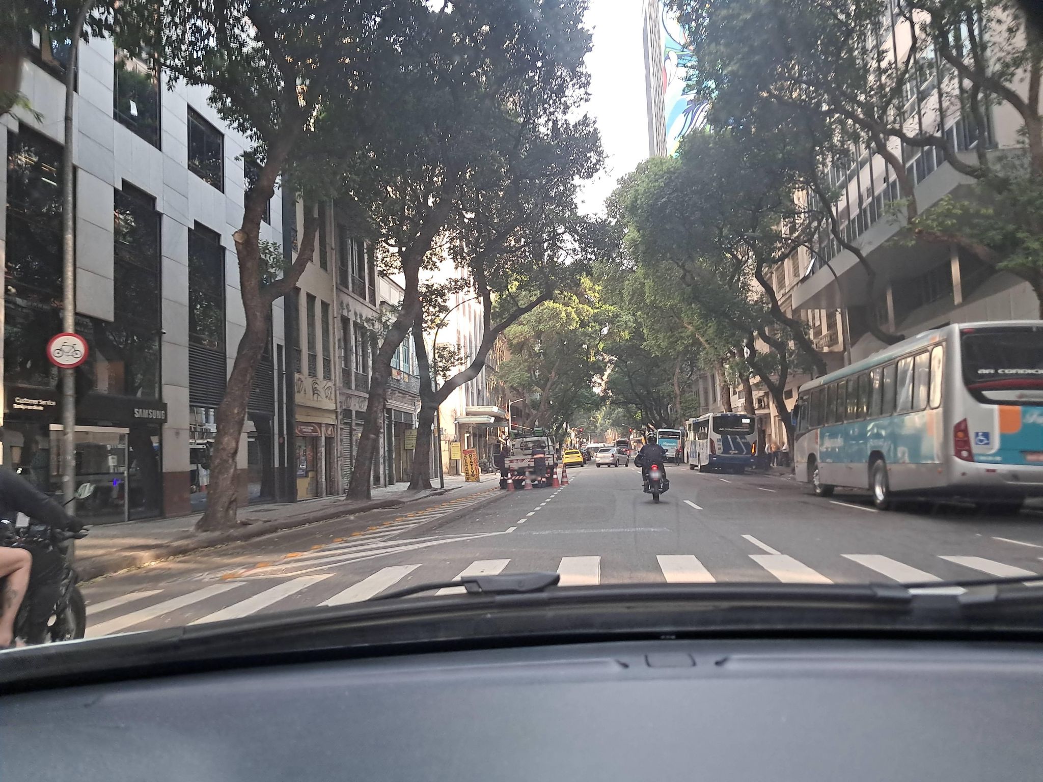 Street-level view near Ed. Cisne Branco, Centro