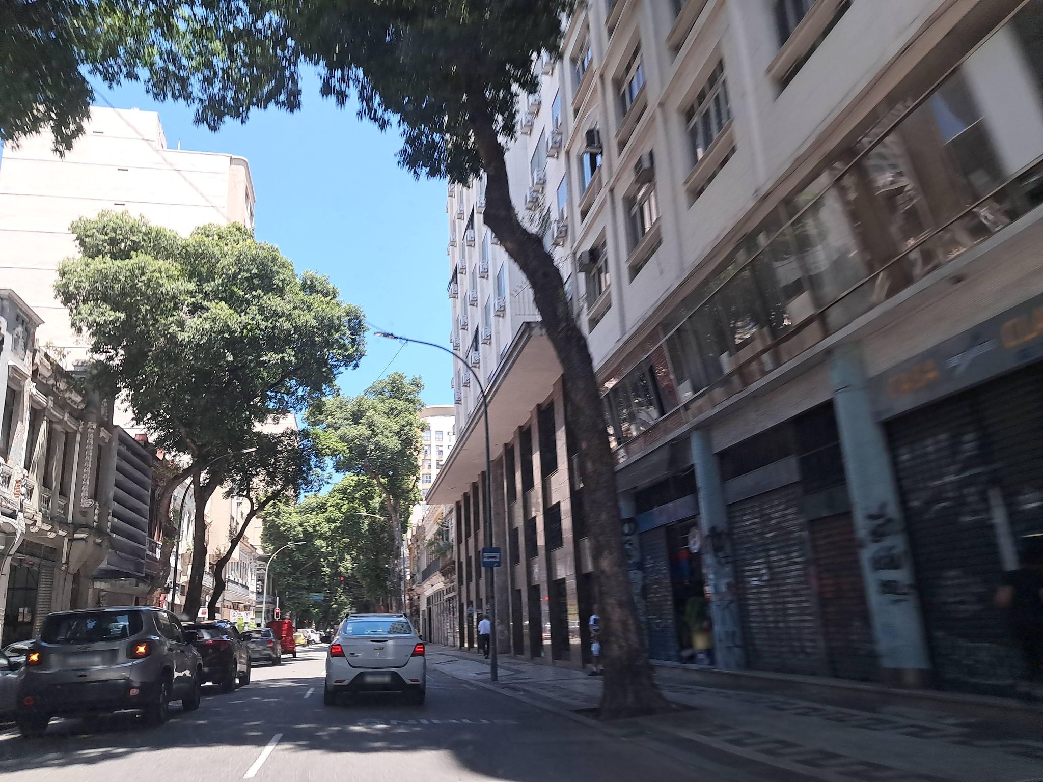 Street-level view near Ed. Comercial Gomes Freire, Centro
