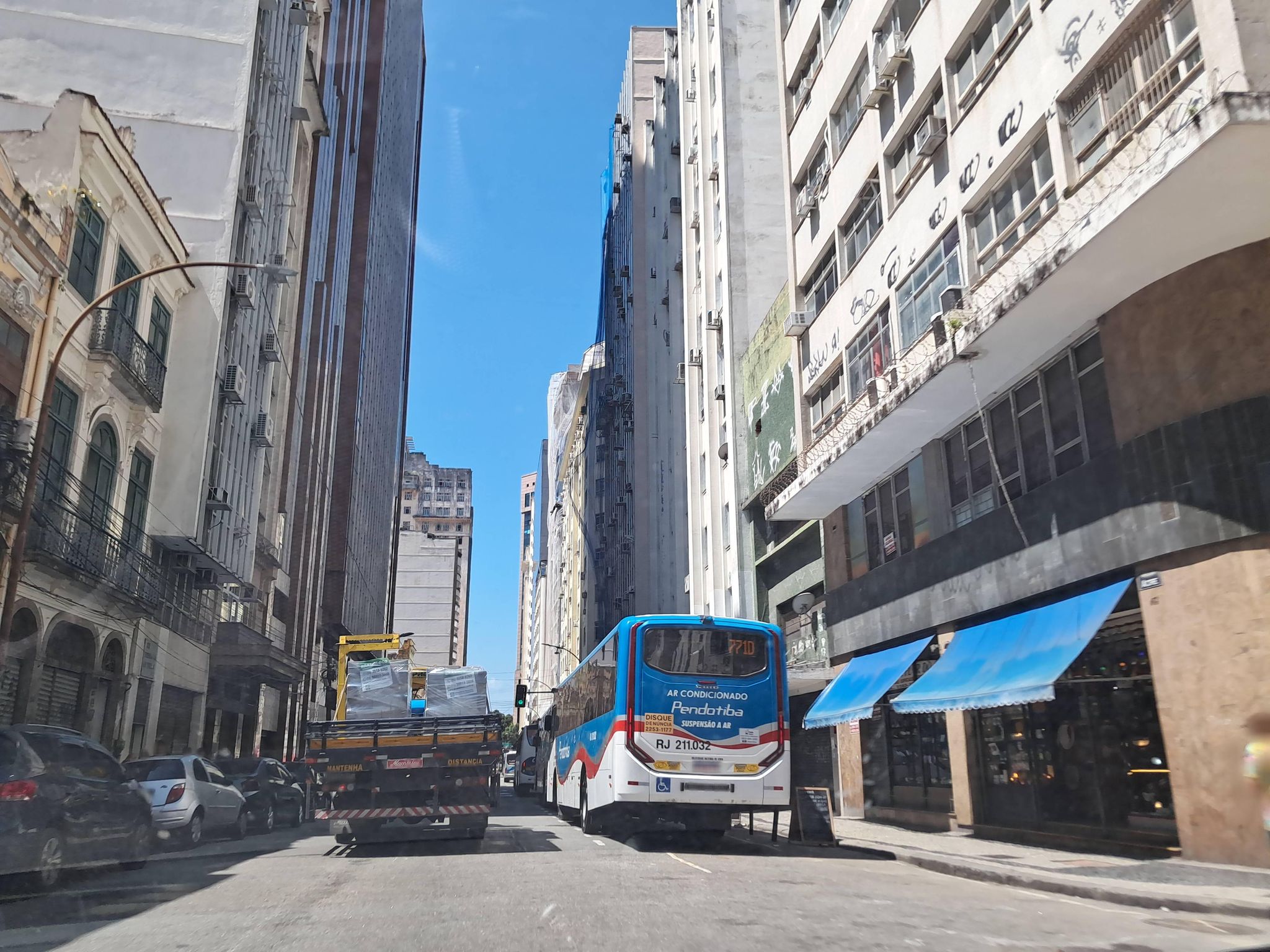 Street-level view near Ed. Delphin de Oliveira, Centro